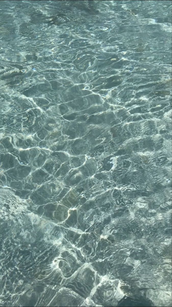 Klares Wasser, Türkis, Wasseroberfläche, Lichtreflexe, Hochformat, Hintergrundbild fürs Smartphone