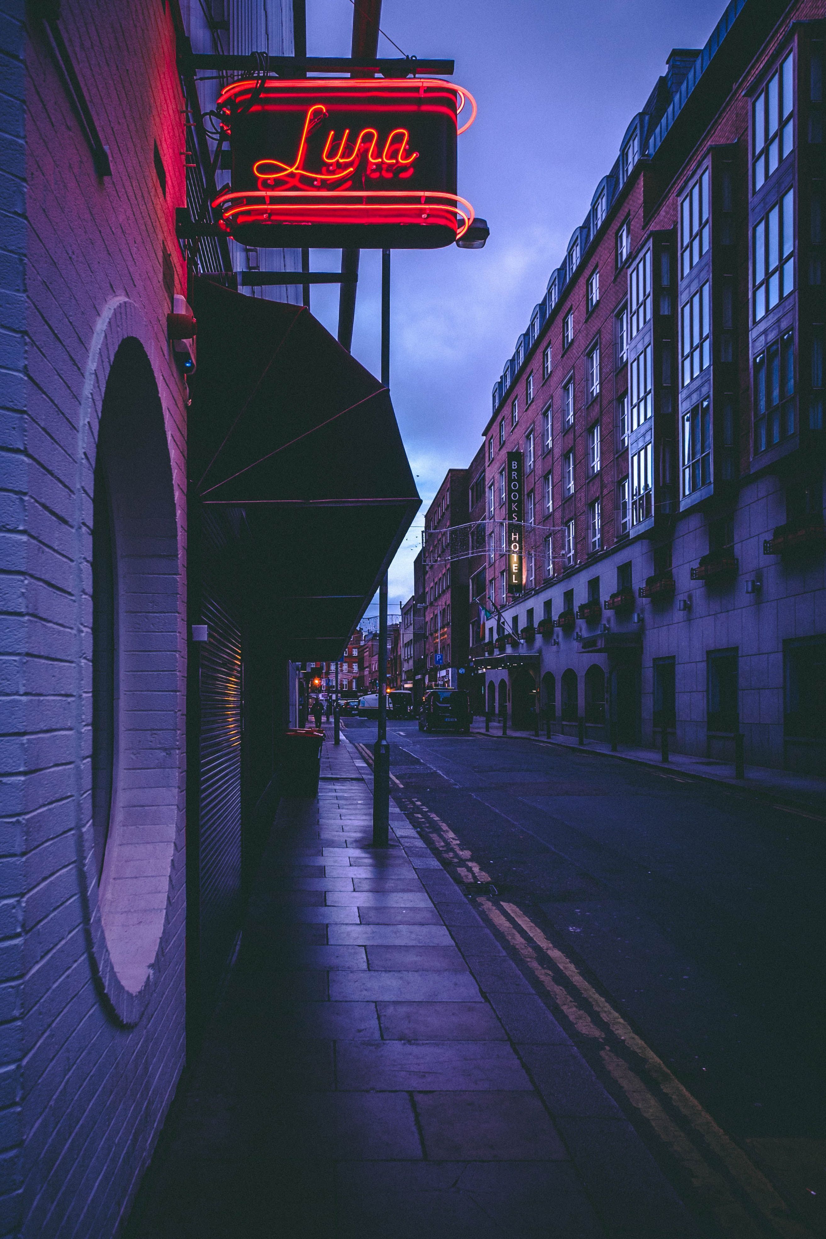 Gasse, Leuchtschild, Nacht, Kopfsteinpflaster, Blau, Hochformat, Hintergrundbild fürs Smartphone