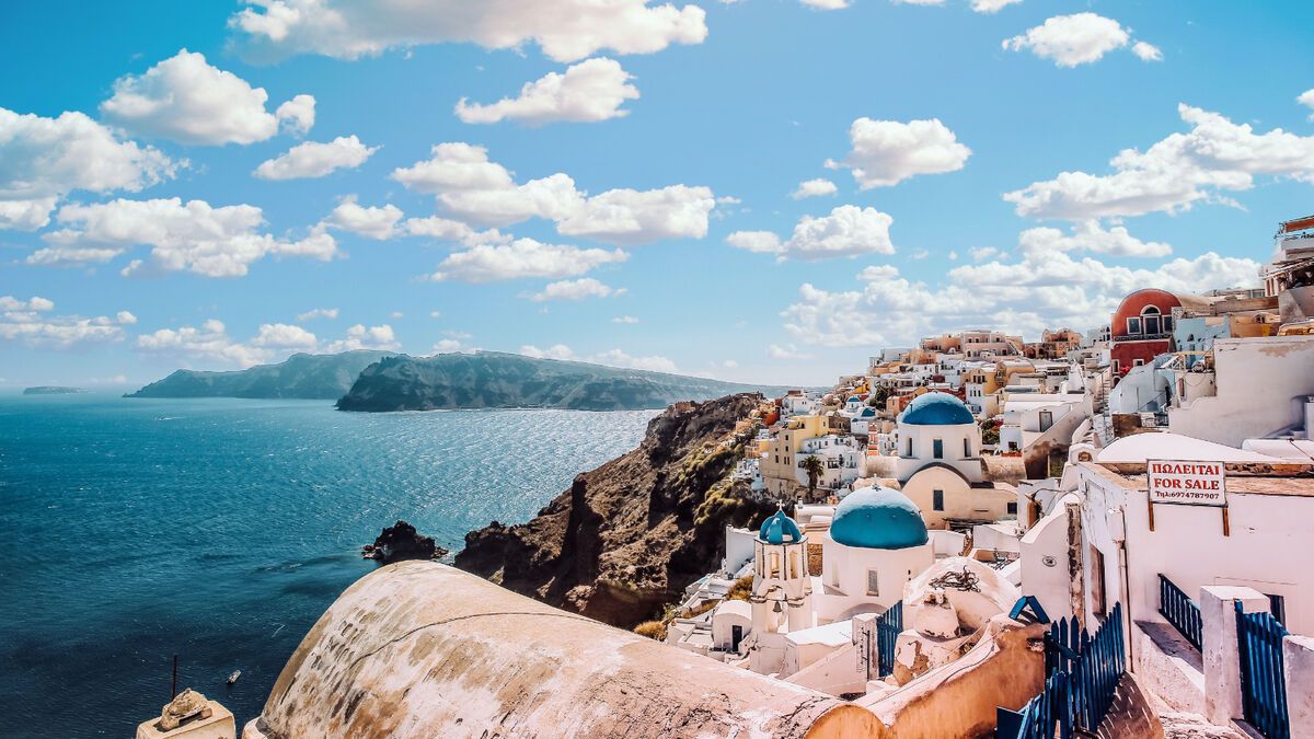Santorini, Oia, Blaue Kuppeln, Caldera, Wolken, Hintergrund