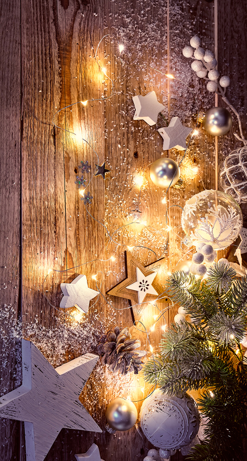 Lichterketten, Sterne, Holzwand, Tannenzweige, Warmes Licht, HD, iPhone-Hintergrundbild
