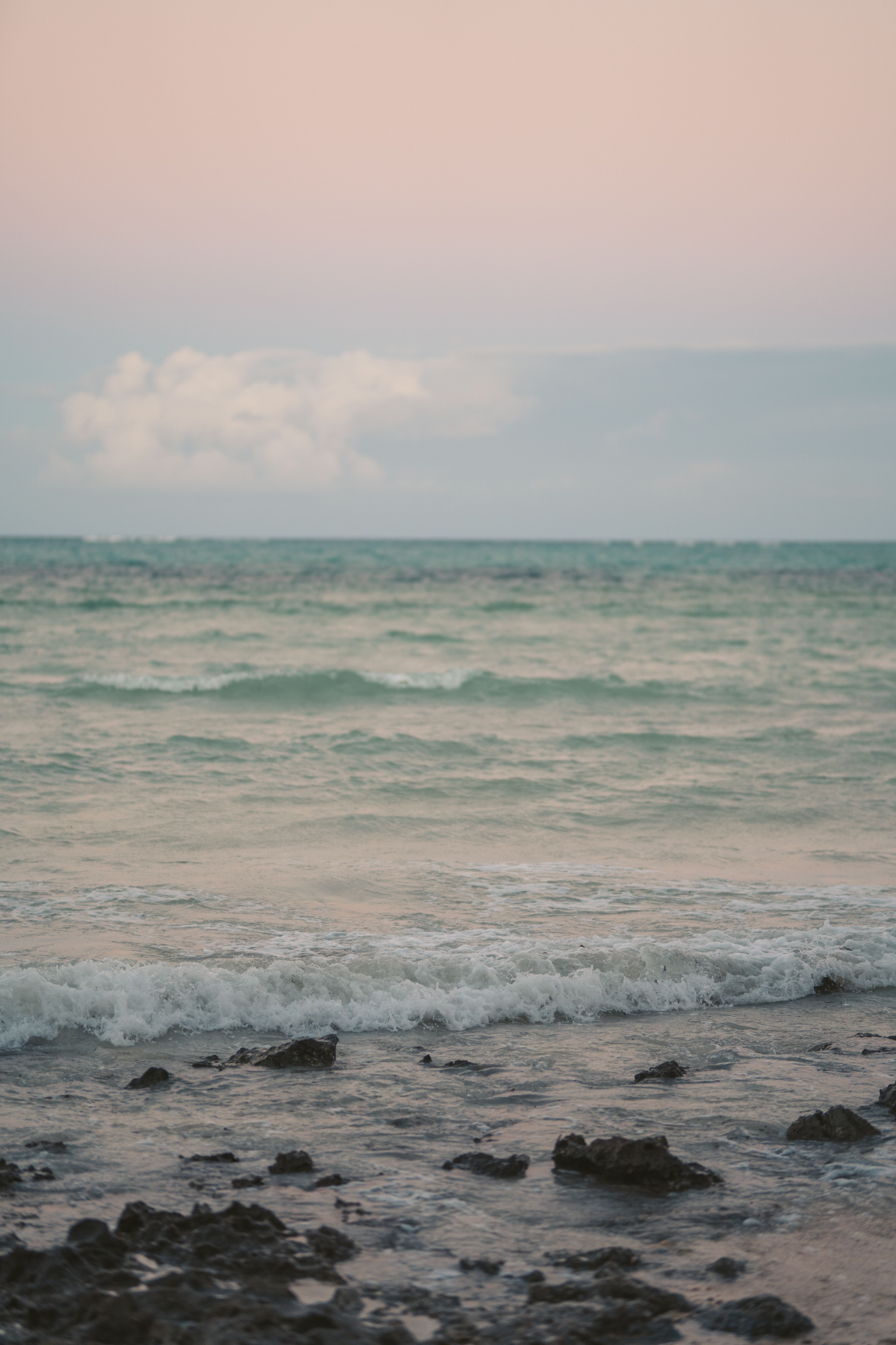 Ruhiges Meer, Felsen, Pastellhimmel, Horizont, QHD+, Handy-Hintergrund im Hochformat