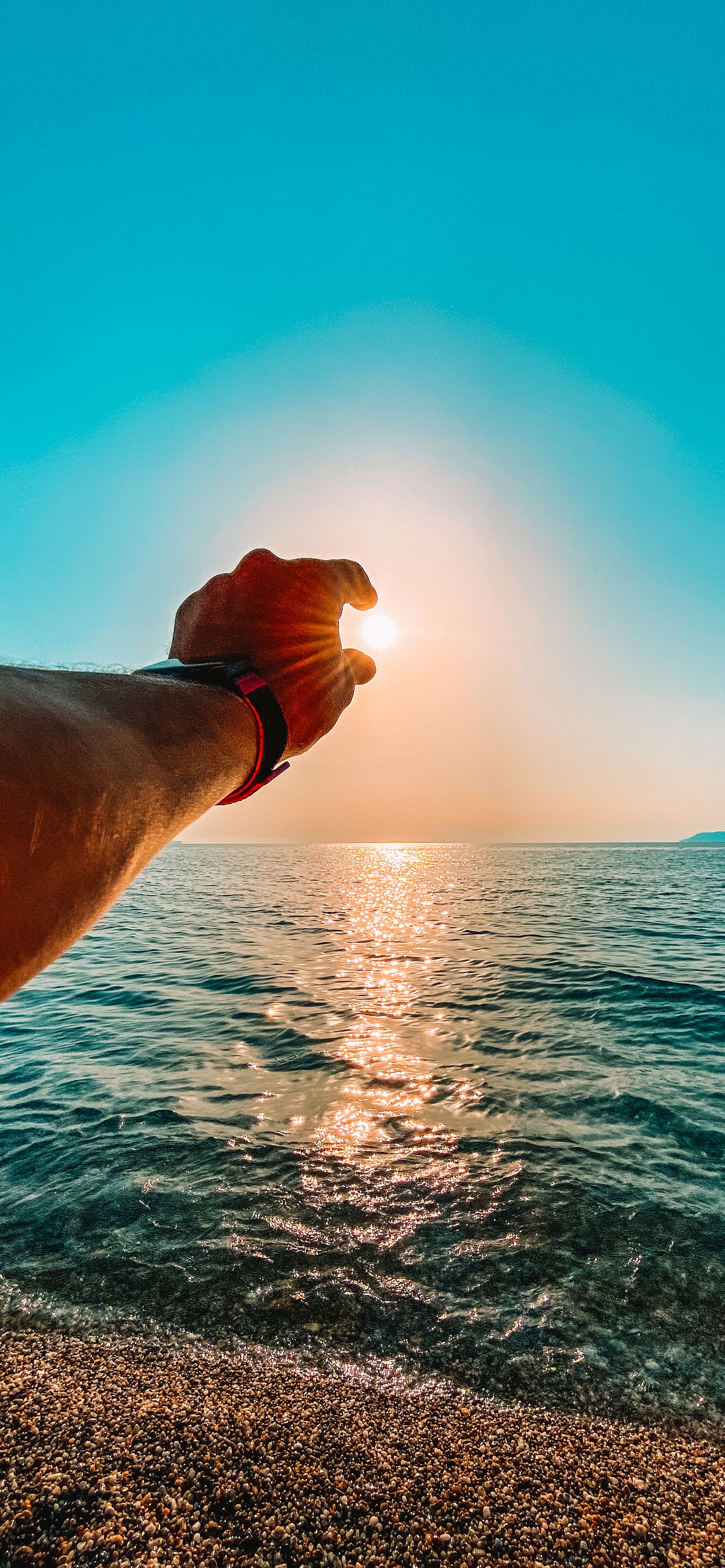 Hand, Sonne, Sonnenuntergang, Meer, Kiesstrand, Full HD, Handy-Hintergrund im Hochformat