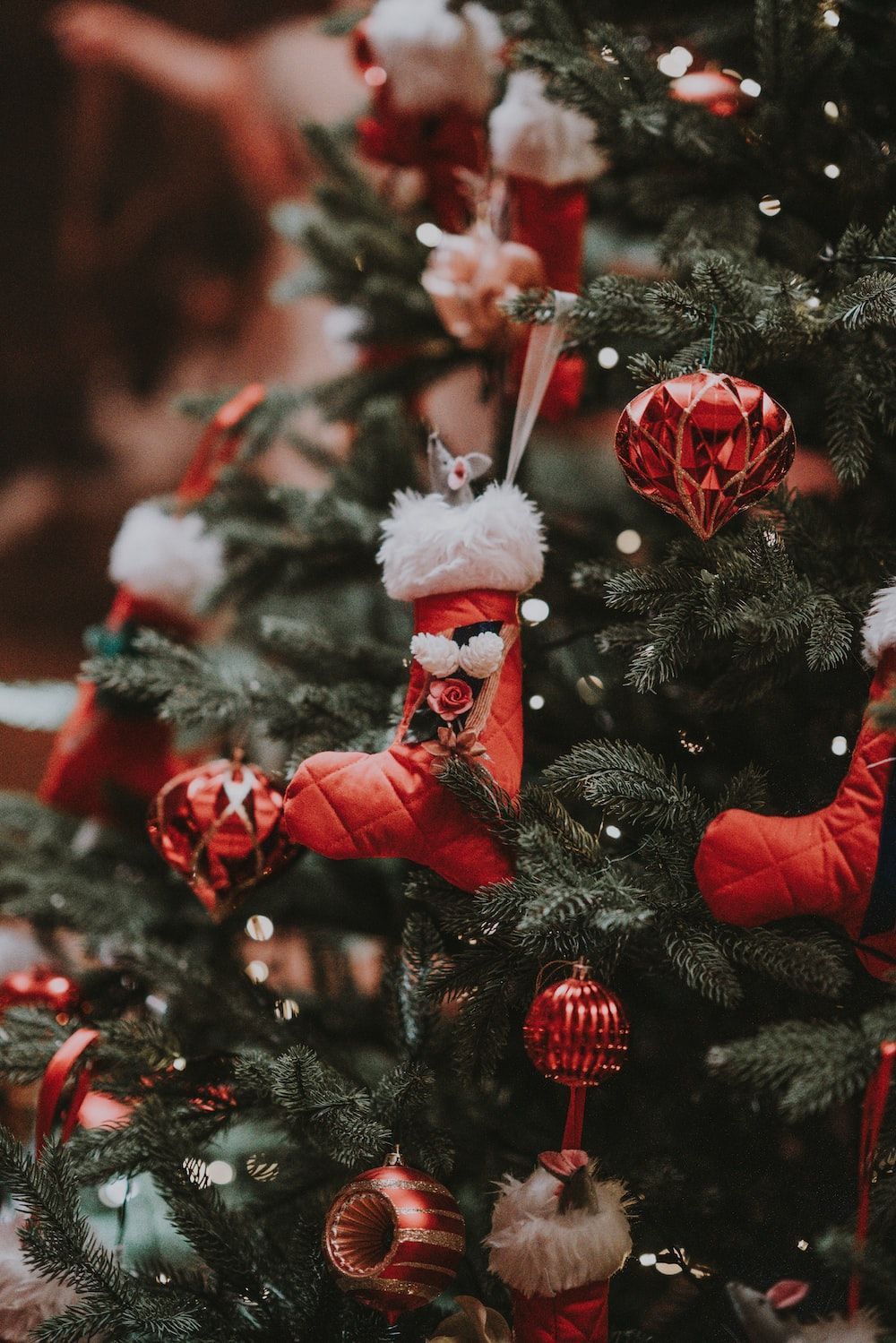 Weihnachtsbaum, Christbaumschmuck, Rote Kugeln, Strümpfe, Nahaufnahme, HD, Tablet-Hintergrund