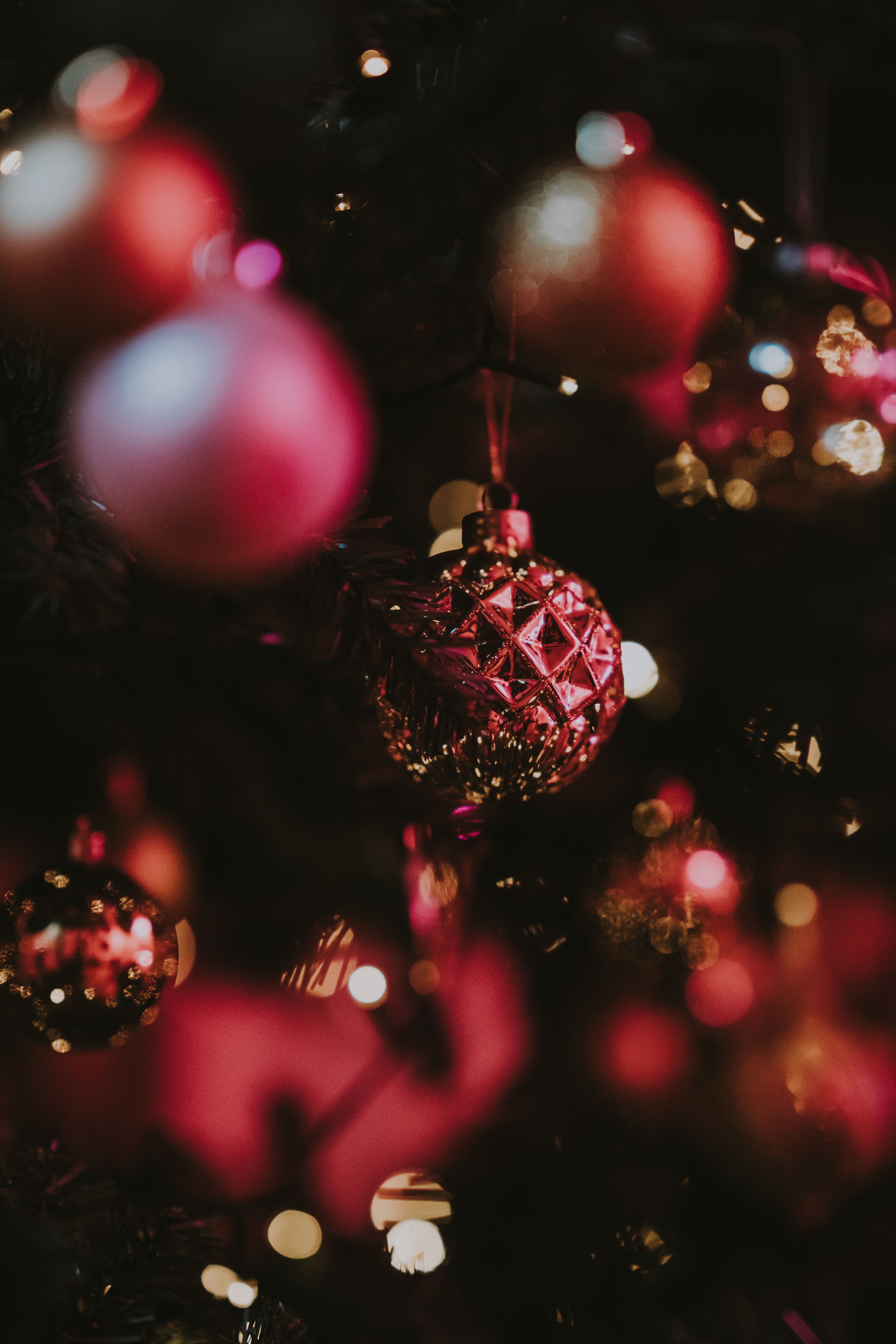 Christbaumkugeln, Rote Kugeln, Bokeh, Dunkel, Nahaufnahme, QHD+, iPad-Hintergrundbild