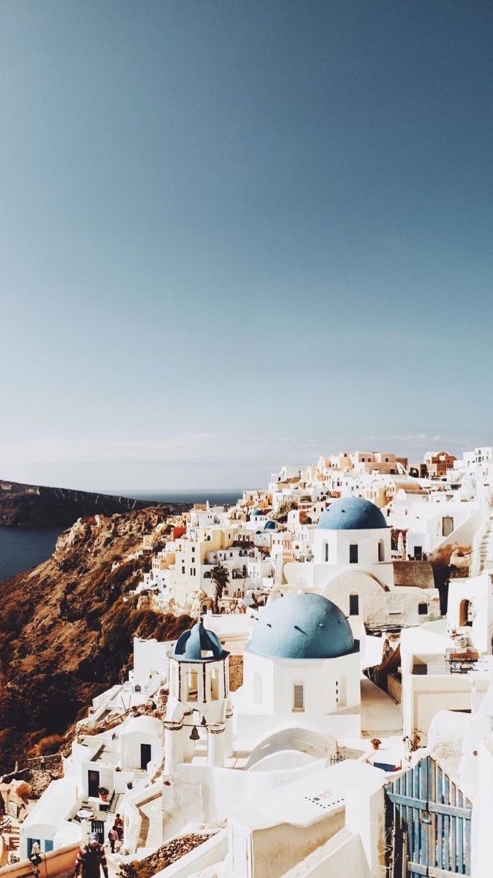 Santorin, Blaue Kuppeln, Klippe, Grauer Himmel, Hochformat, Hintergrundbild fürs Smartphone