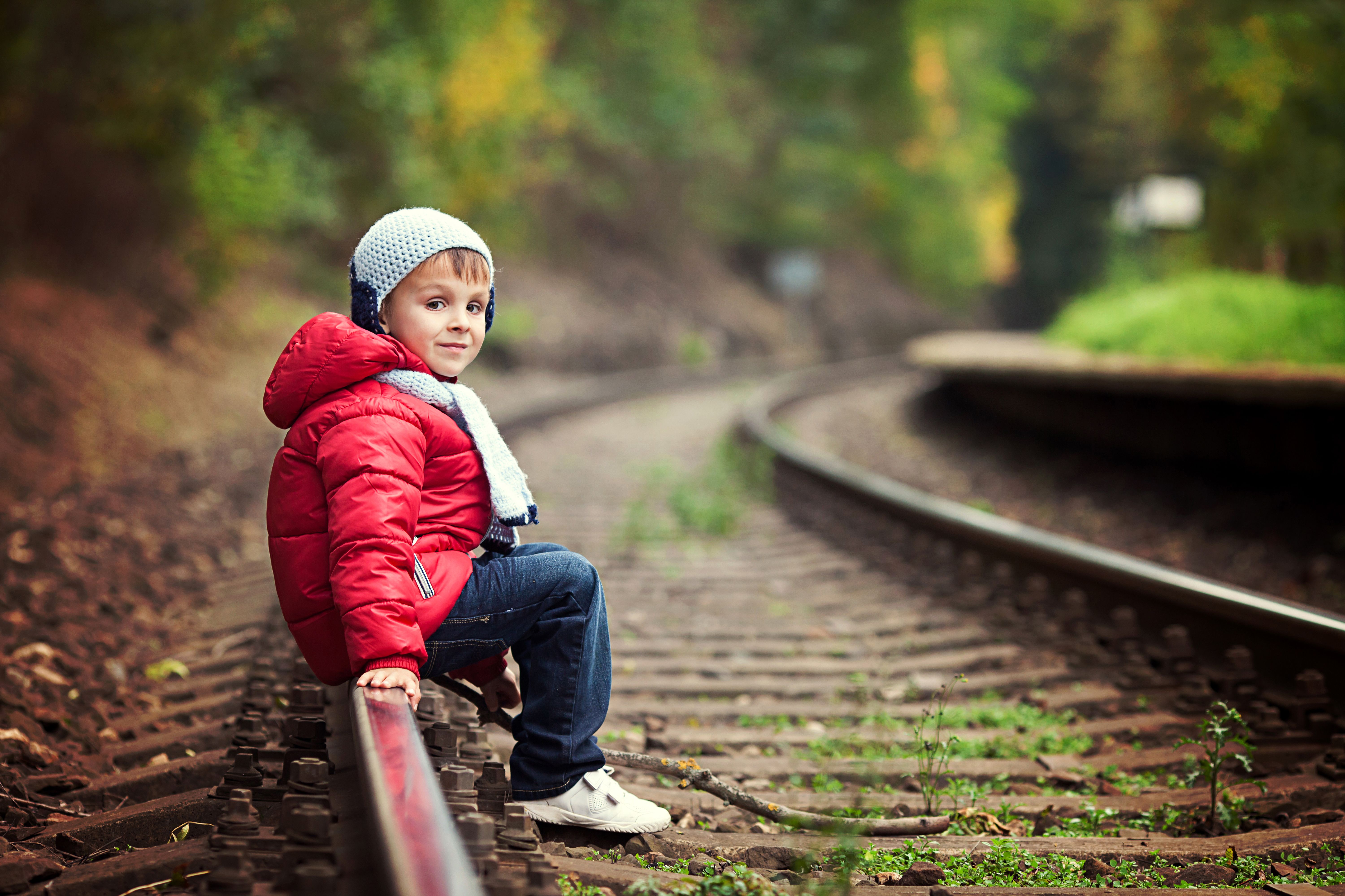 Junge, Kind, Bahngleise, Herbst, Rote Jacke, 6K, Hintergrund für den Desktop