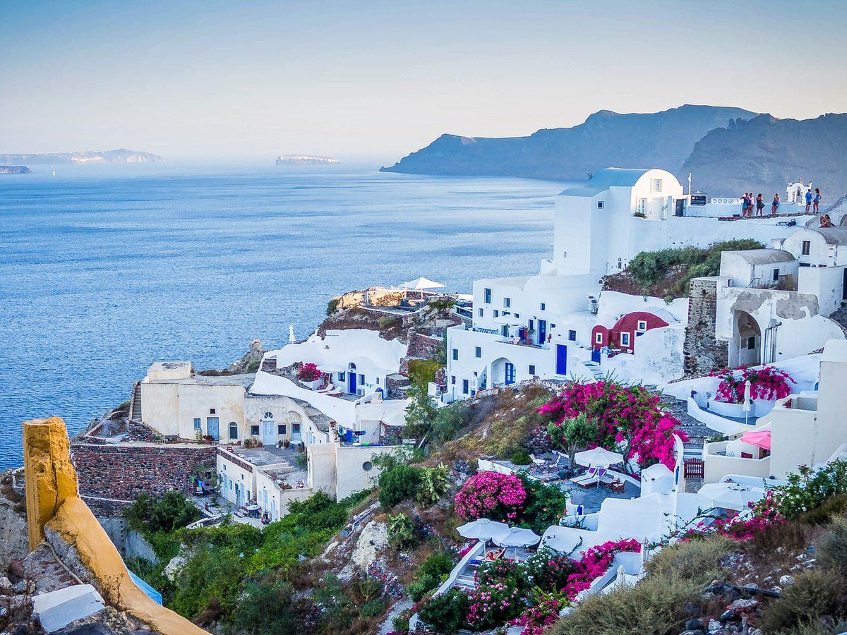 Santorin, Bougainvillea, Weiße Häuser, Meerblick, Klippe, Hintergrundbild fürs iPad