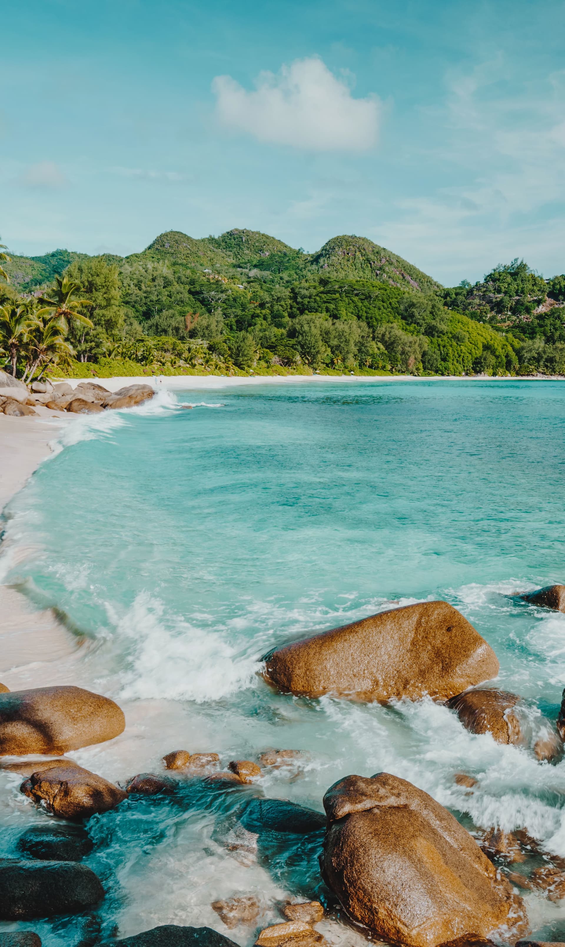 Bucht, Felsen, Türkises Wasser, Hügel, Strand, QHD+, Handy-Hintergrund im Hochformat