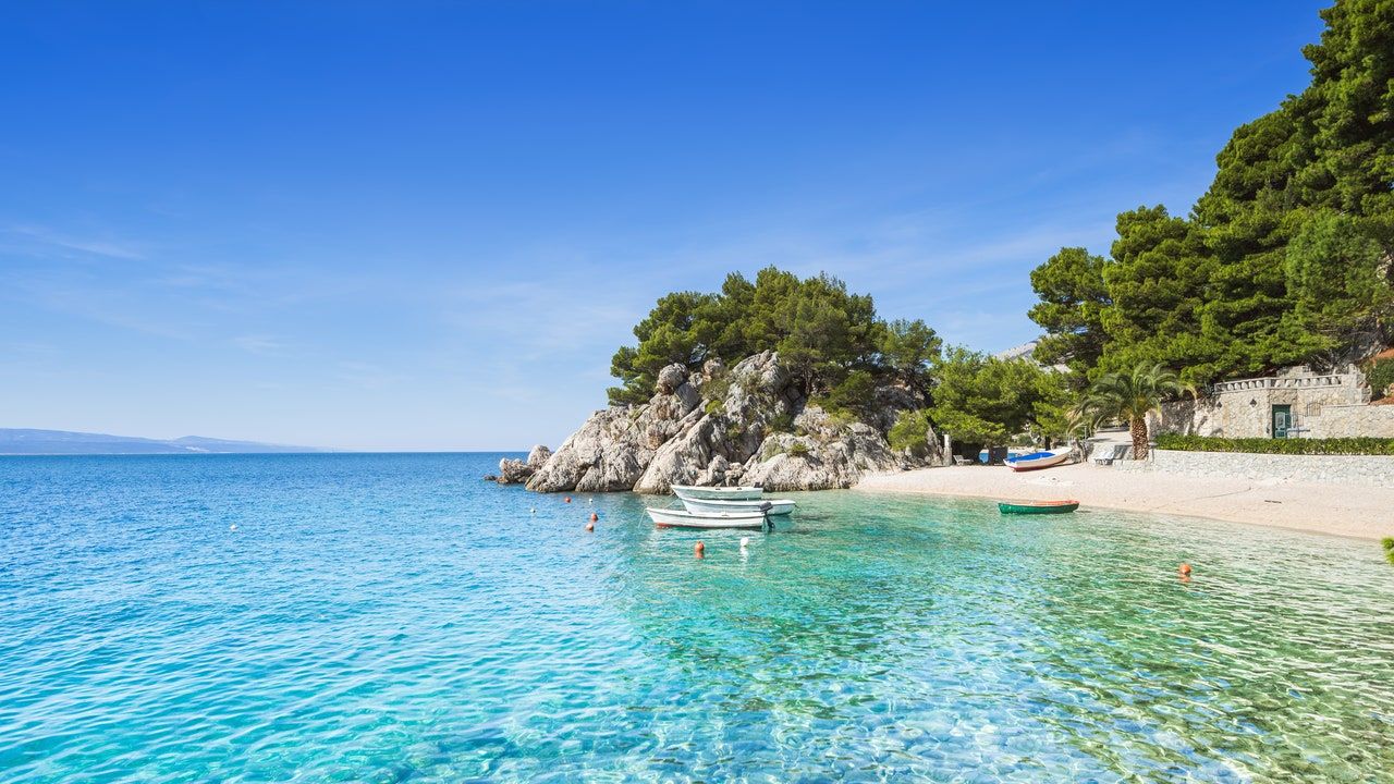 Strand, Pinien, Felsen, Türkises Wasser, Boot, Blauer Himmel, HD, Breitbild-Hintergrundbild