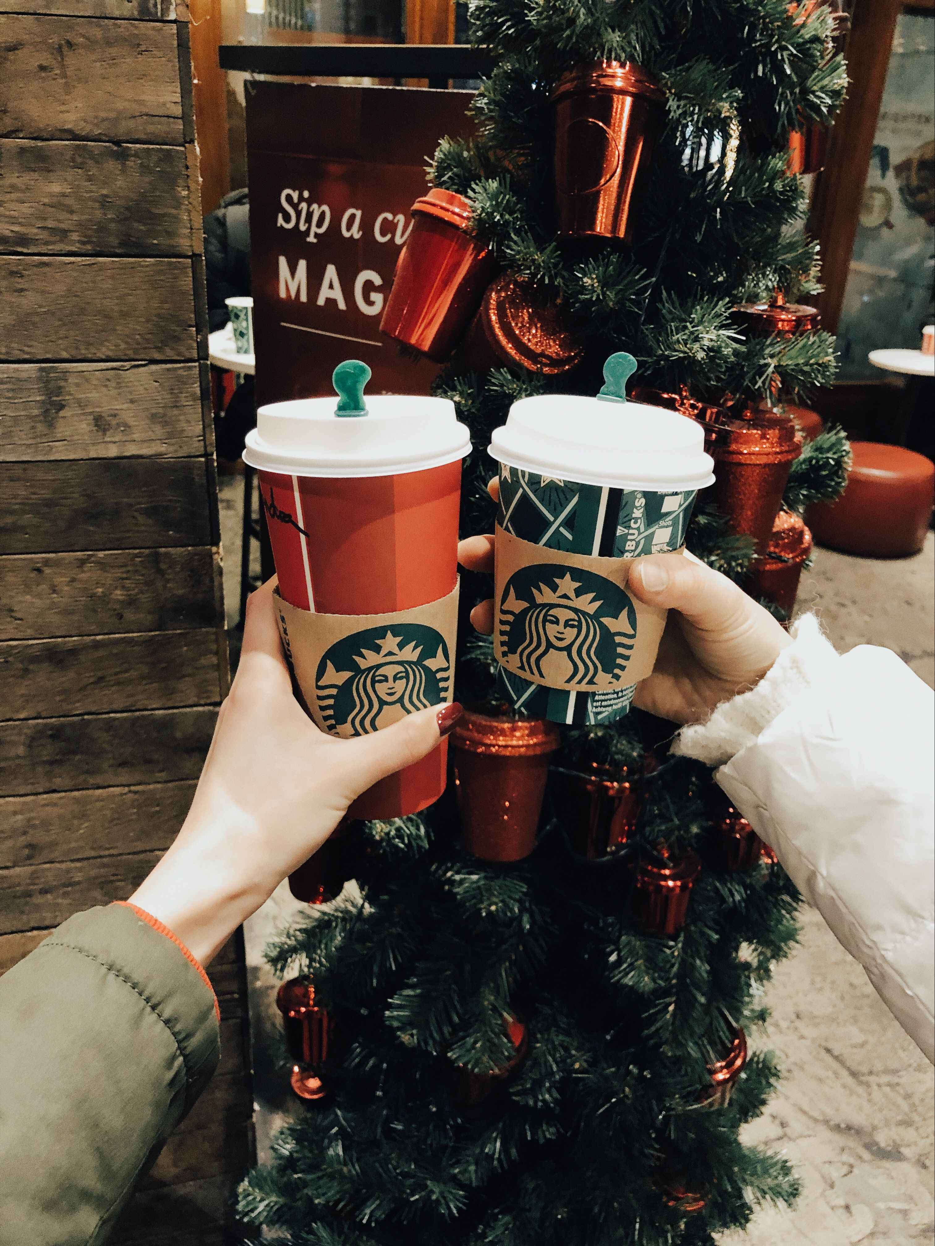 Starbucks, Kaffeebecher, Hände, Weihnachtsbaum, Gemütlich, Hintergrundbild fürs Tablet