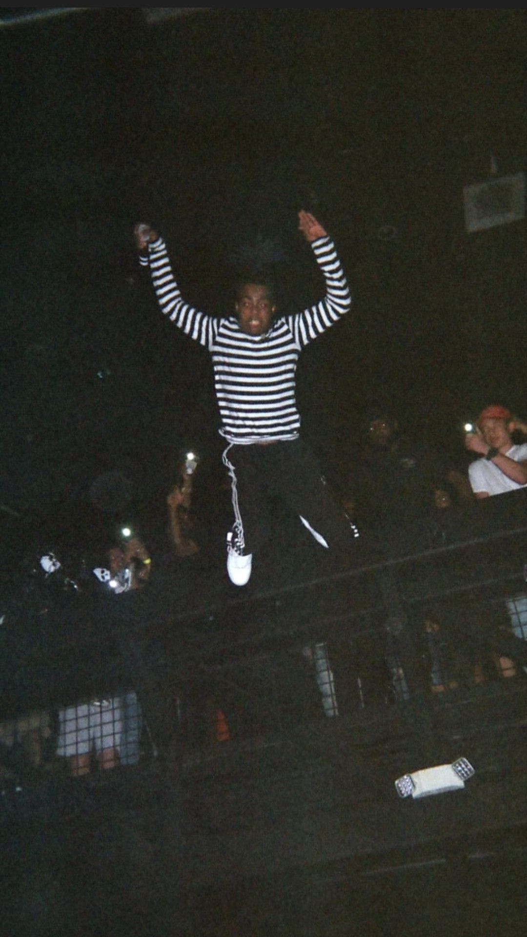 XXXTentacion, Konzert, Erhobene Arme, Gestreiftes Shirt, Nacht, Full HD, Handy-Hintergrundbild