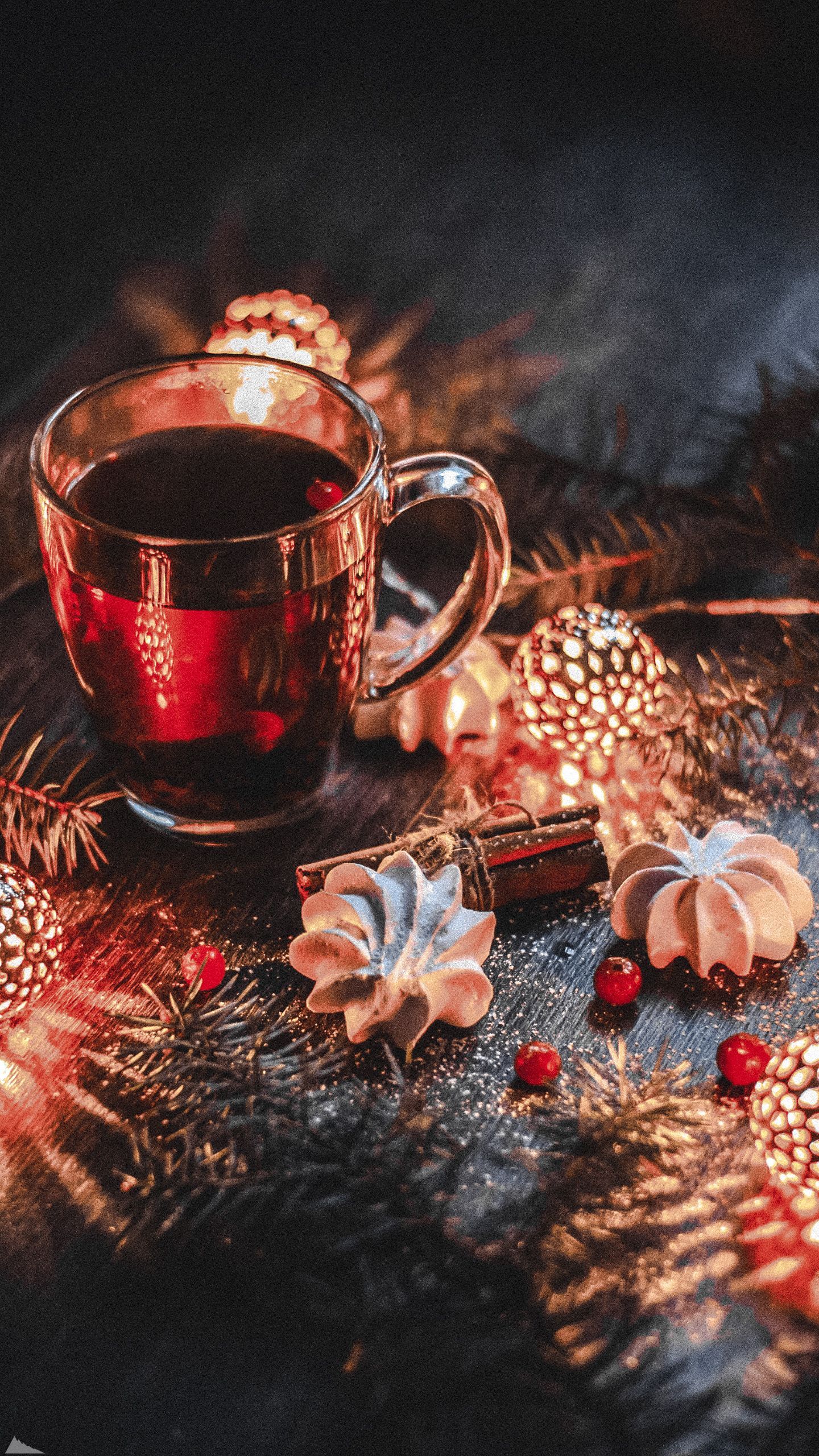 Glühwein, Teetasse, Tannenzweige, Winter, Gemütlich, Dunkler Hintergrund, Sperrbildschirm fürs iPhone