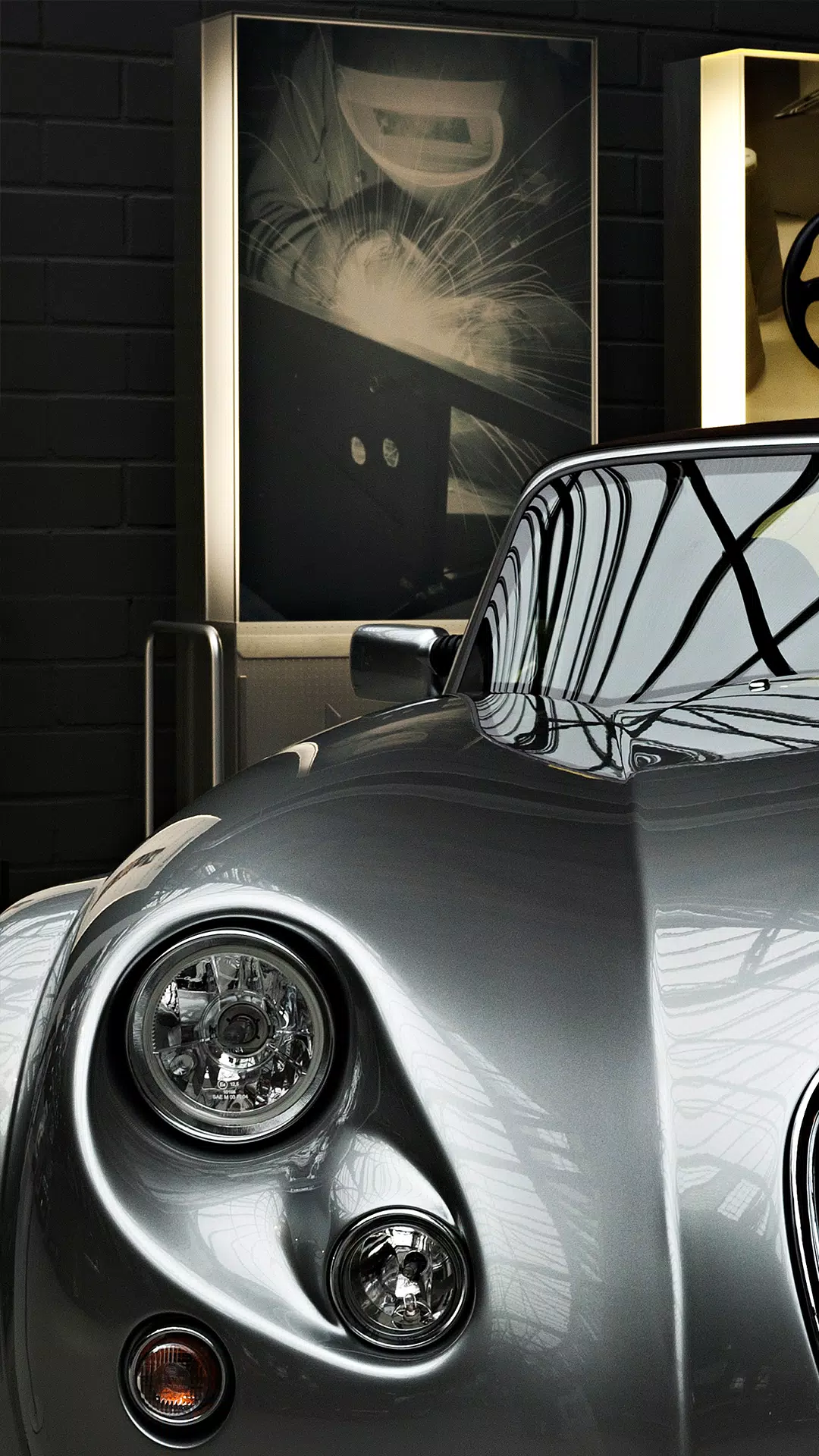 Oldtimer, Silbernes Auto, Scheinwerfer, Garage, Dunkel, Full HD, Handy-Hintergrund im Hochformat