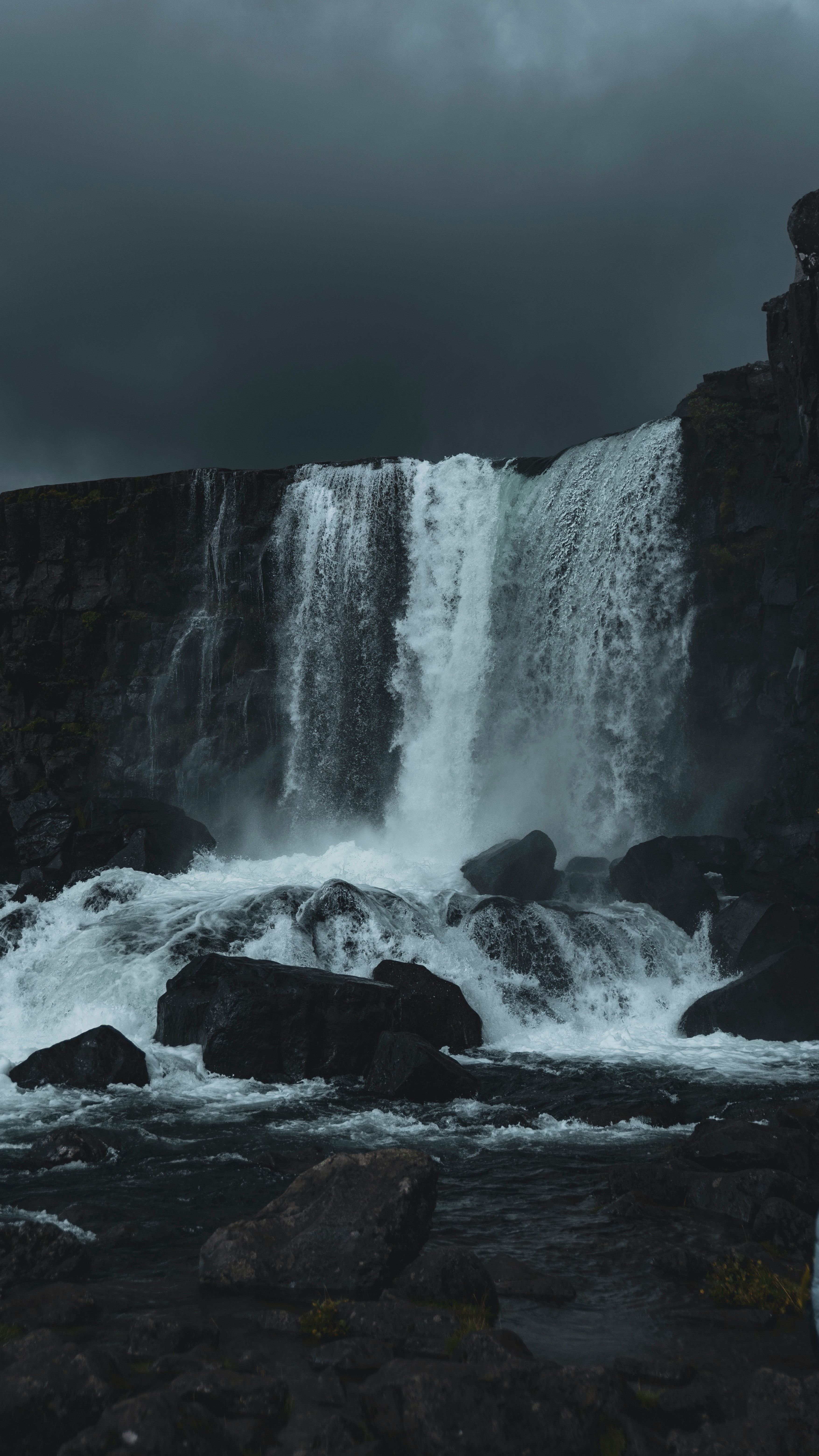 Wasserfall, Felswand, Dunkle Wolken, Island, Dramatisch, Sperrbildschirm fürs iPhone