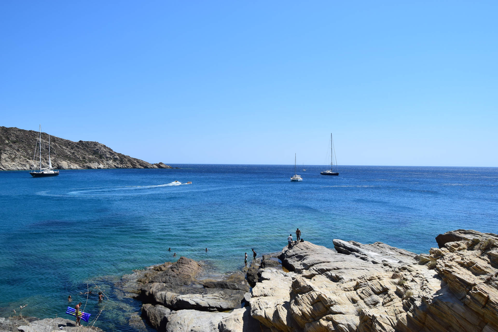Felsküste, Meer, Segelboote, Bucht, Blauer Himmel, Full HD, Desktop-Hintergrund für Windows