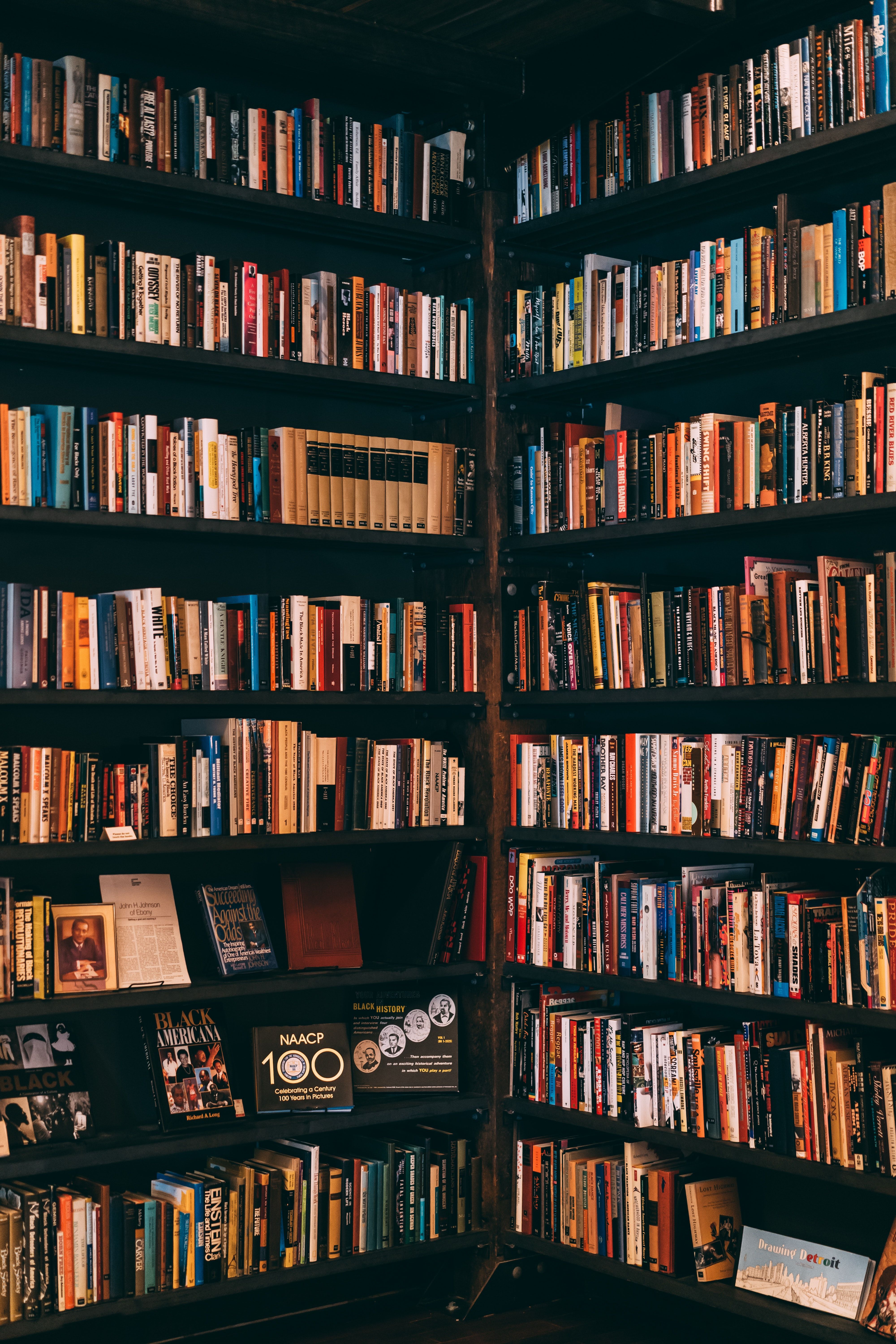 Bücherregale, Raumecke, Bunte Buchrücken, Hochformat, Hintergrundbild fürs Smartphone