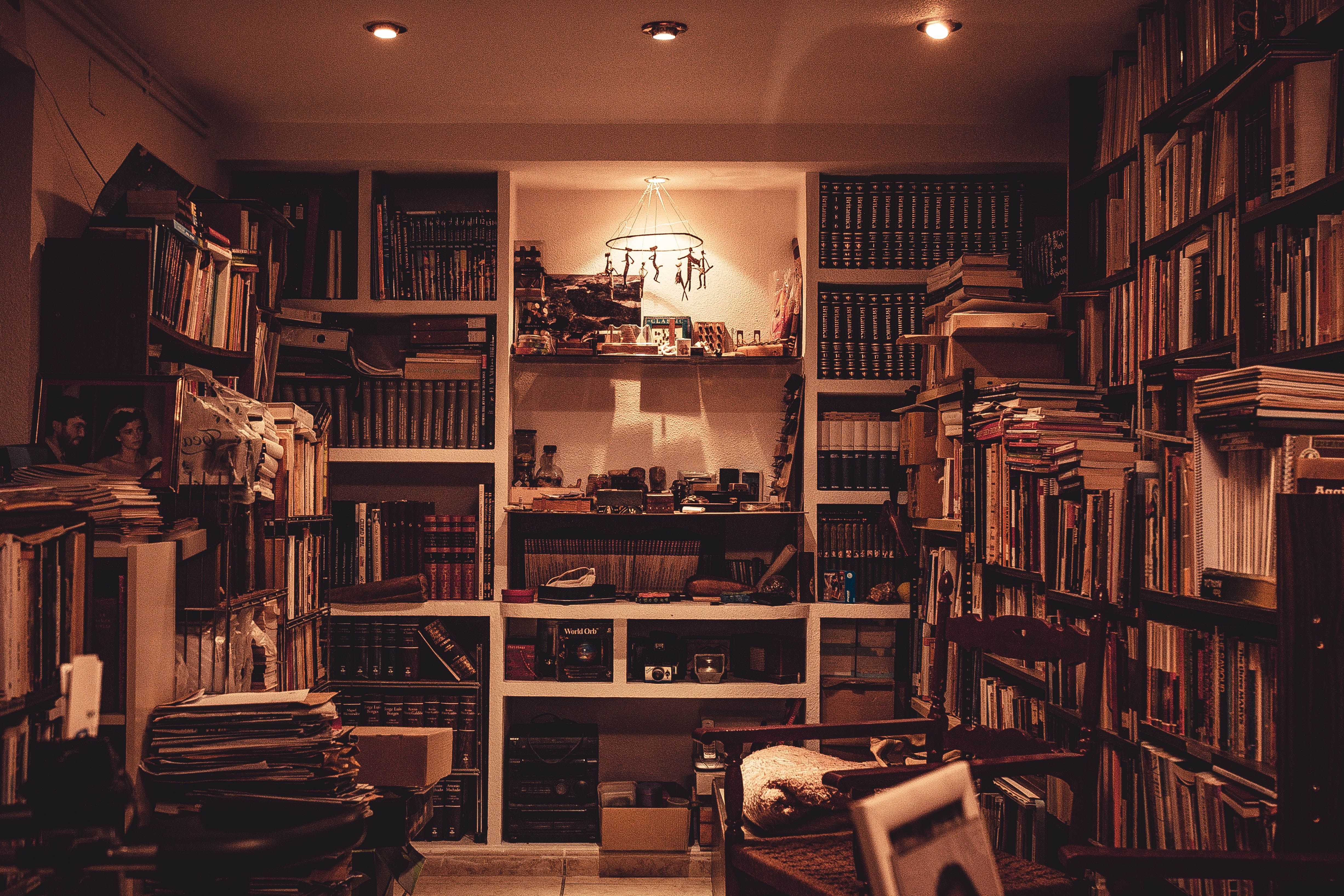 Arbeitszimmer, Bücherregale, Antiquitäten, Warmes Licht, 4K, Laptop-Hintergrundbild