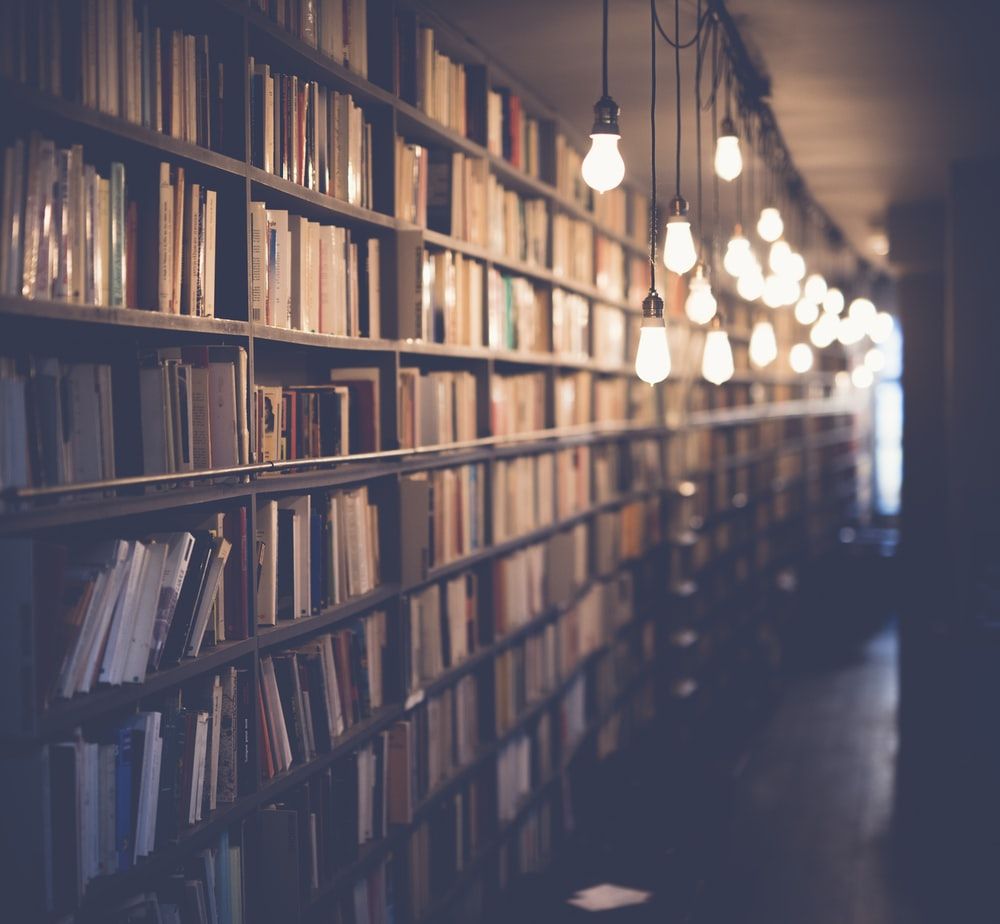 Bücherregale, Glühbirnen, Gang, Bläulich, Hintergrundbild für iPad und Tablet