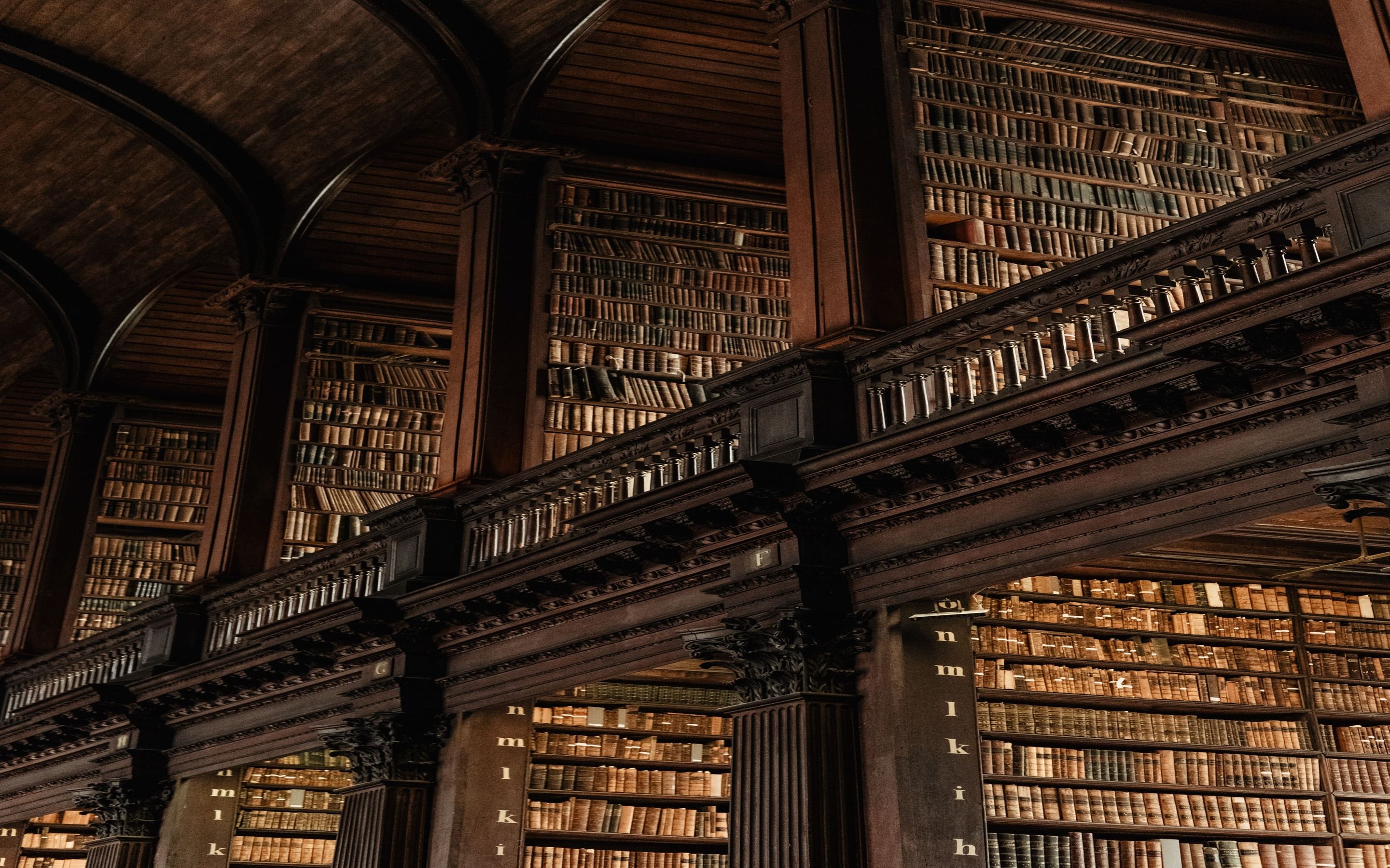 Galerie, Holzbalustrade, Historische Bibliothek, Dunkles Holz, 2K, Windows-Hintergrundbild