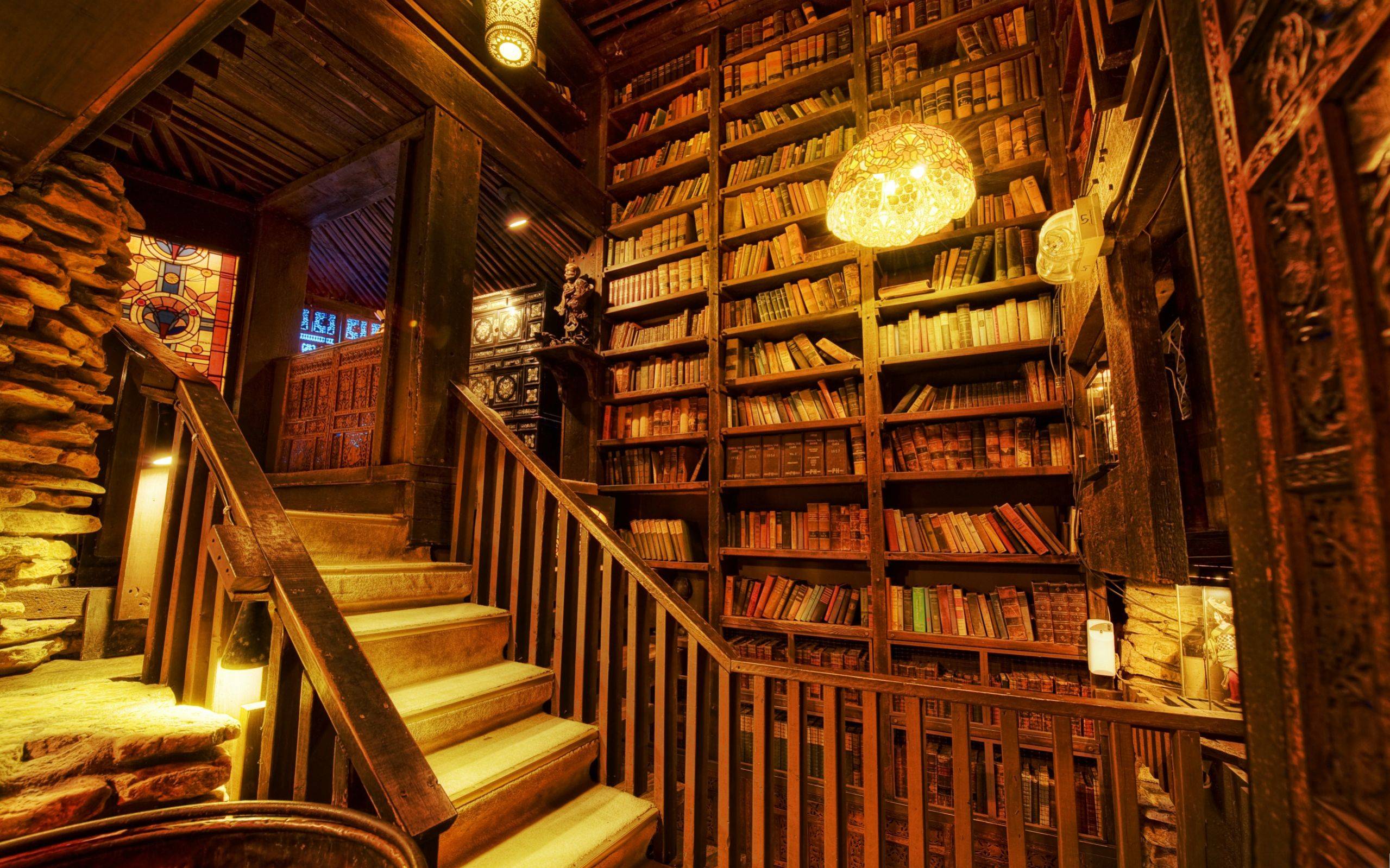 Treppe, Bücherregale, Kronleuchter, Warmes Licht, Digitale Kunst, Full HD, MacBook-Hintergrundbild