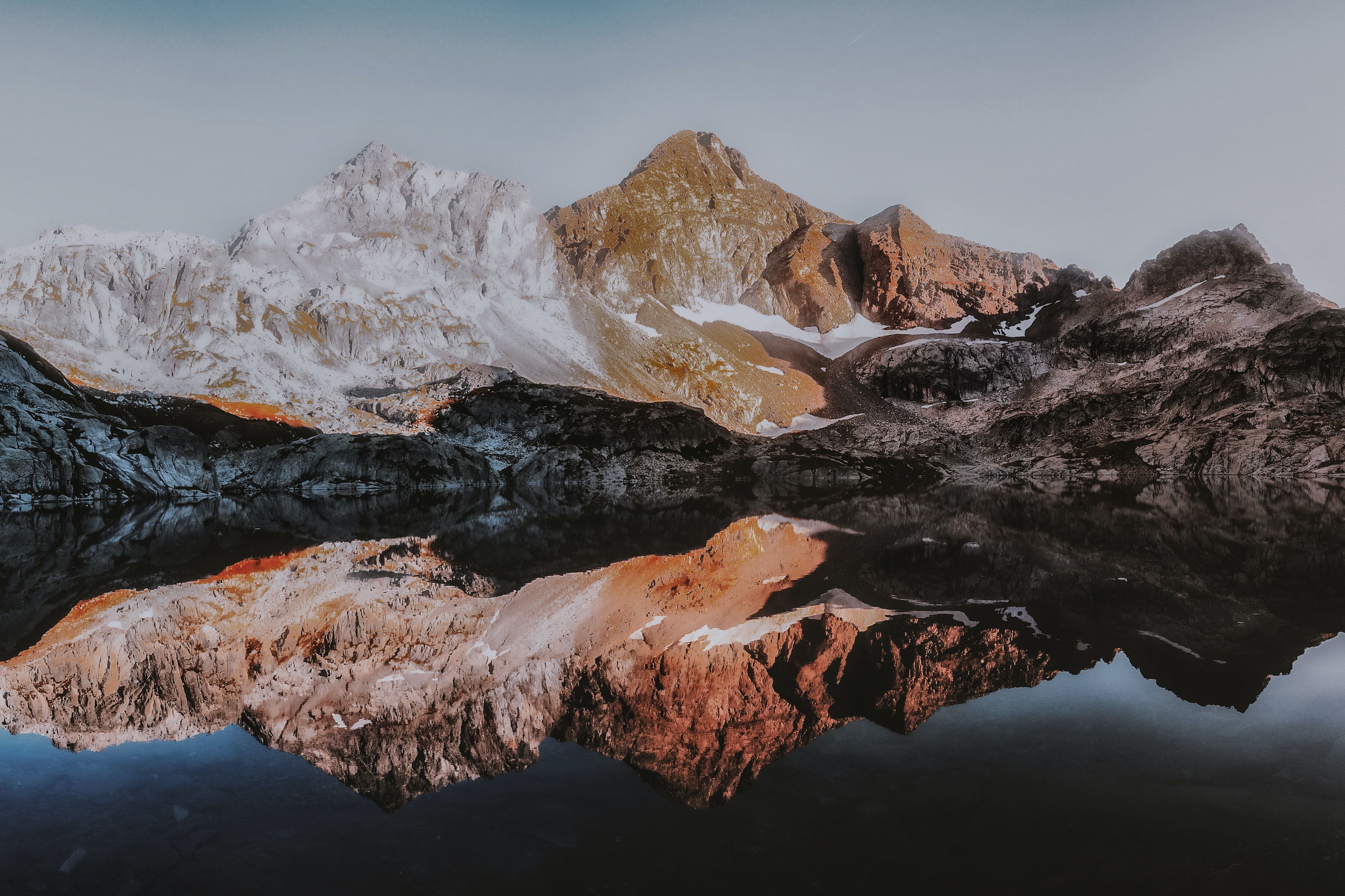 Bergsee, Spiegelung, Felsgipfel, Schnee, Abendlicht, 2K, Hintergrund für den Desktop
