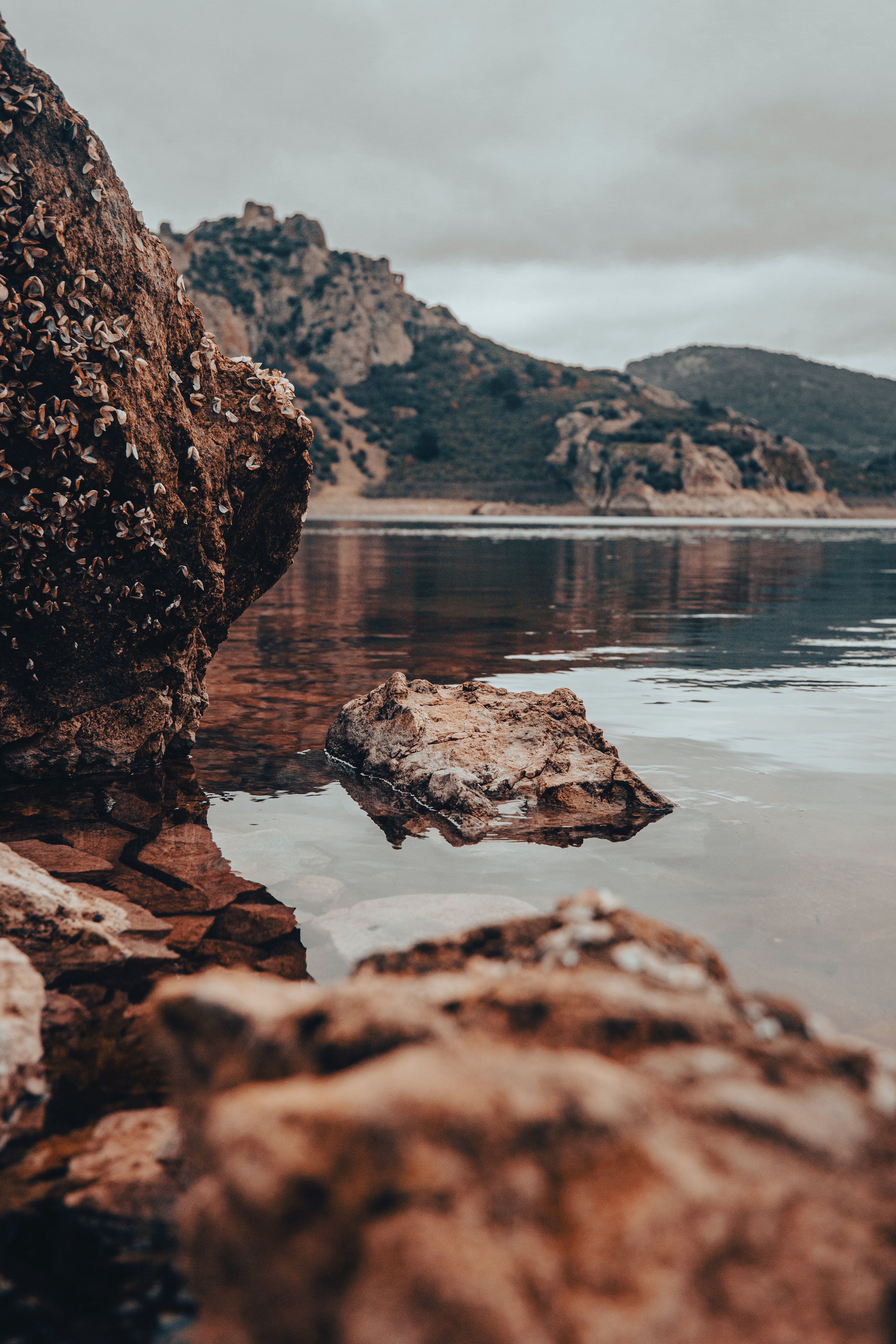 Felsen, Bucht, Ruhiges Wasser, Spiegelung, Berge, QHD+, Hintergrundbild fürs Handy