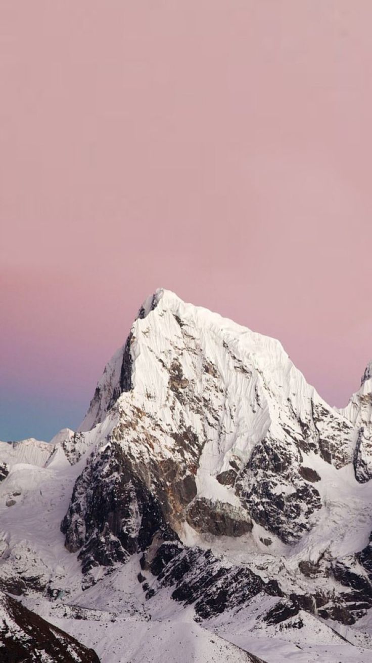 Schneegipfel, Rosa Himmel, Pastell, Felsgipfel, Hochformat, Hintergrundbild fürs Smartphone