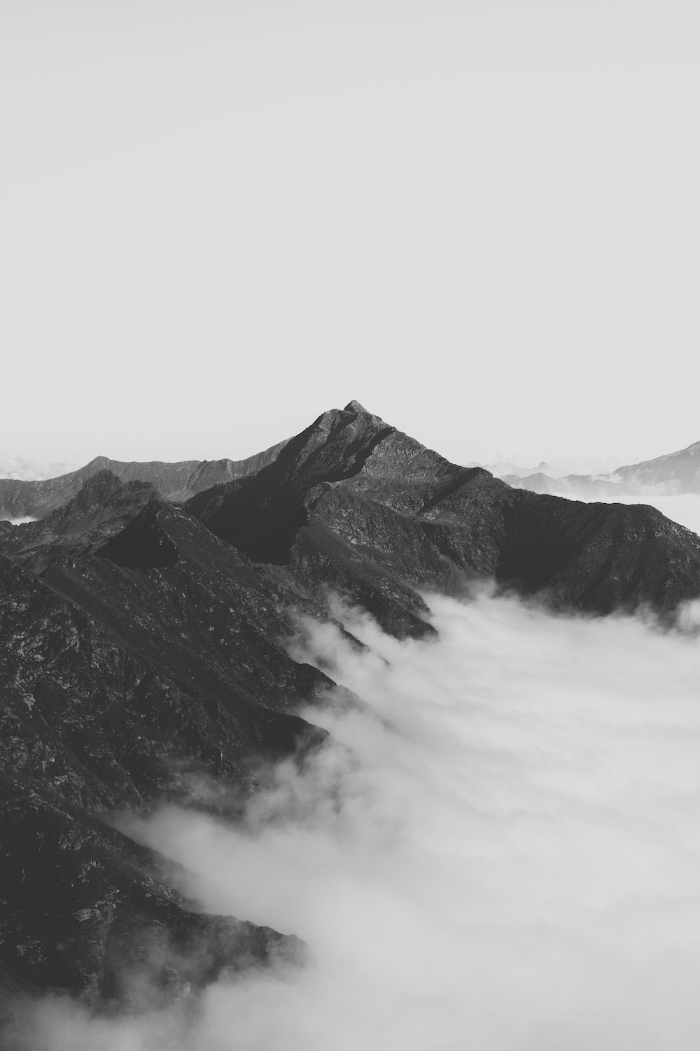 Berggipfel, Wolkenmeer, Schwarz-Weiß, Nebel, HD, Handy-Hintergrund im Hochformat