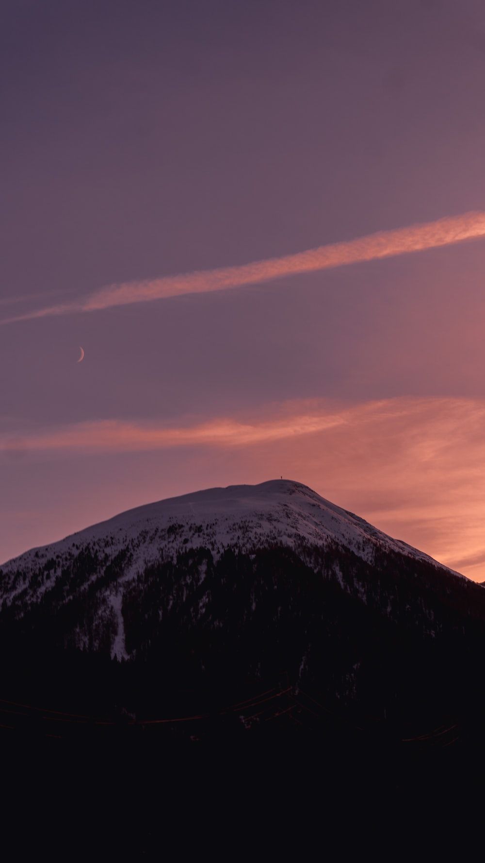 Berg-Silhouette, Abendhimmel, Kondensstreifen, Dämmerung, Hintergrundbild fürs Handy