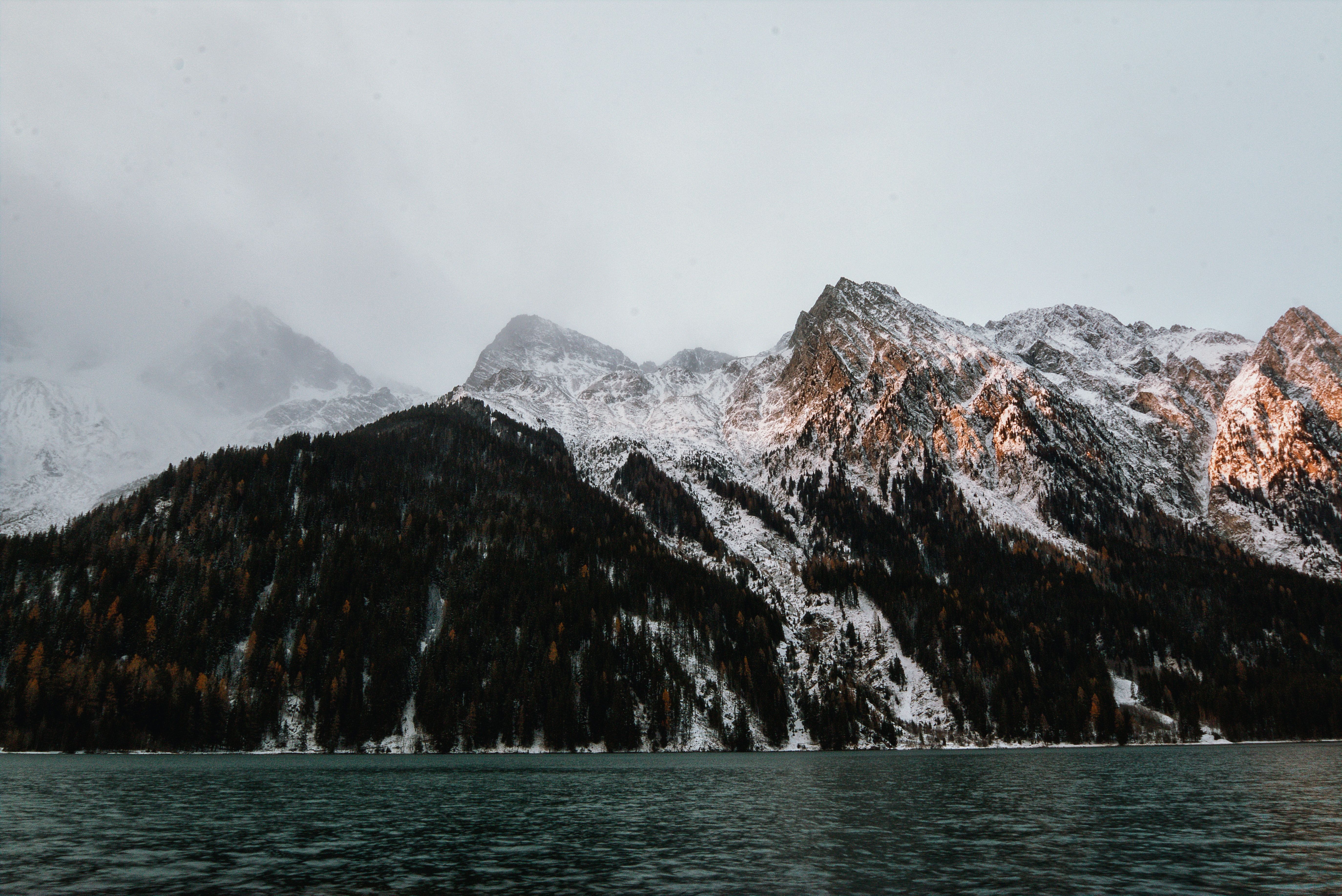 Bergsee, Schneegipfel, Nadelwald, Bewölkt, Alpen, 5K, Desktop-Hintergrund für Windows