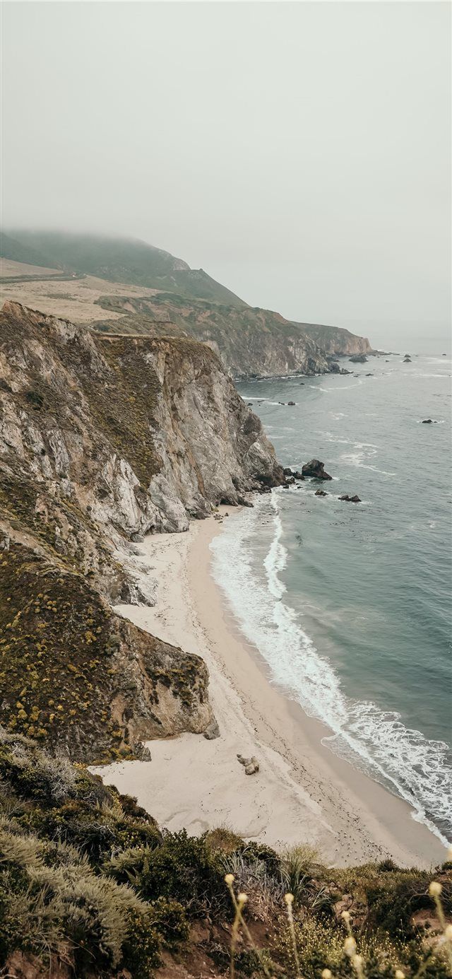 Steilküste, Strand, Nebel, Küstenlinie, Luftaufnahme, Hochformat, Hintergrundbild fürs Smartphone