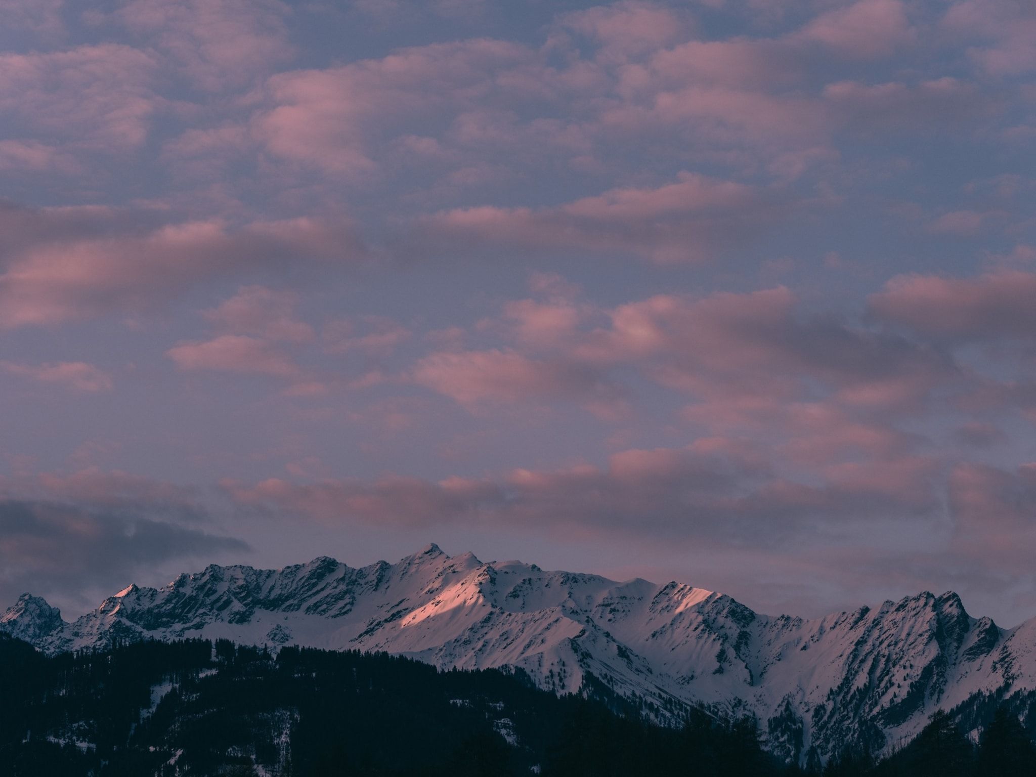 Bergkette, Wolkenhimmel, Schneegipfel, Abendlicht, Lila, Full HD, iPad-Hintergrundbild