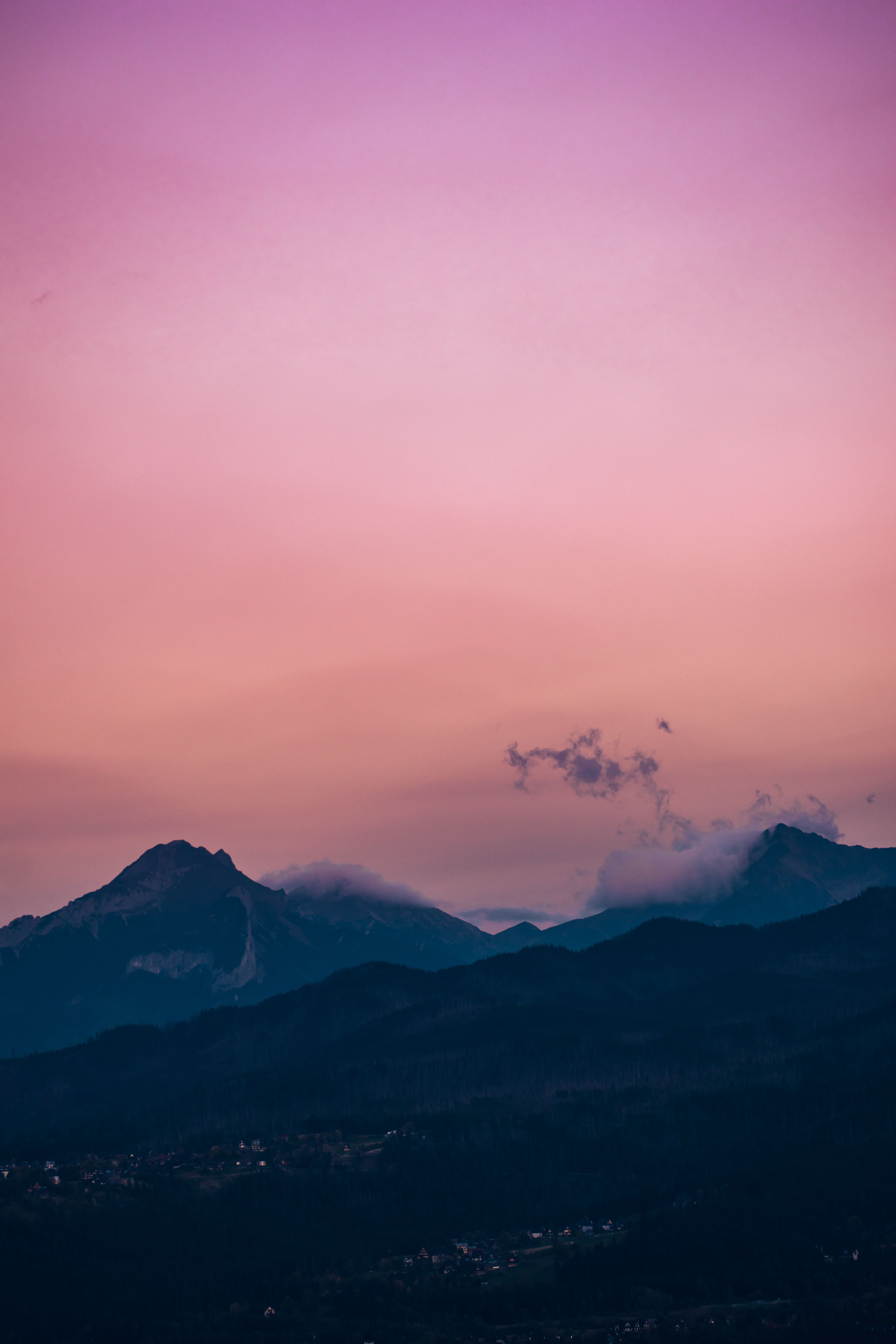 Berg-Silhouette, Rosa Himmel, Dämmerung, Wolken, QHD+, Sperrbildschirm fürs iPhone