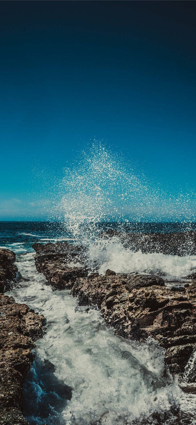 Felsen, Brandung, Gischt, Welle, Blau, Hochformat, Hintergrundbild fürs Smartphone