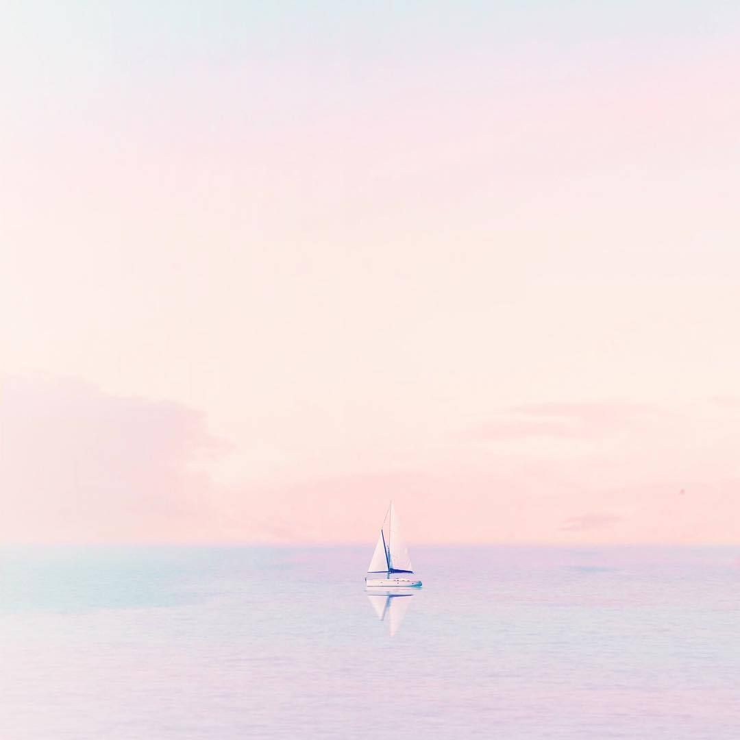 Segelboot, Meer, Rosa Himmel, Minimalistisch, Ruhe, Hintergrundbild für iPad und Tablet
