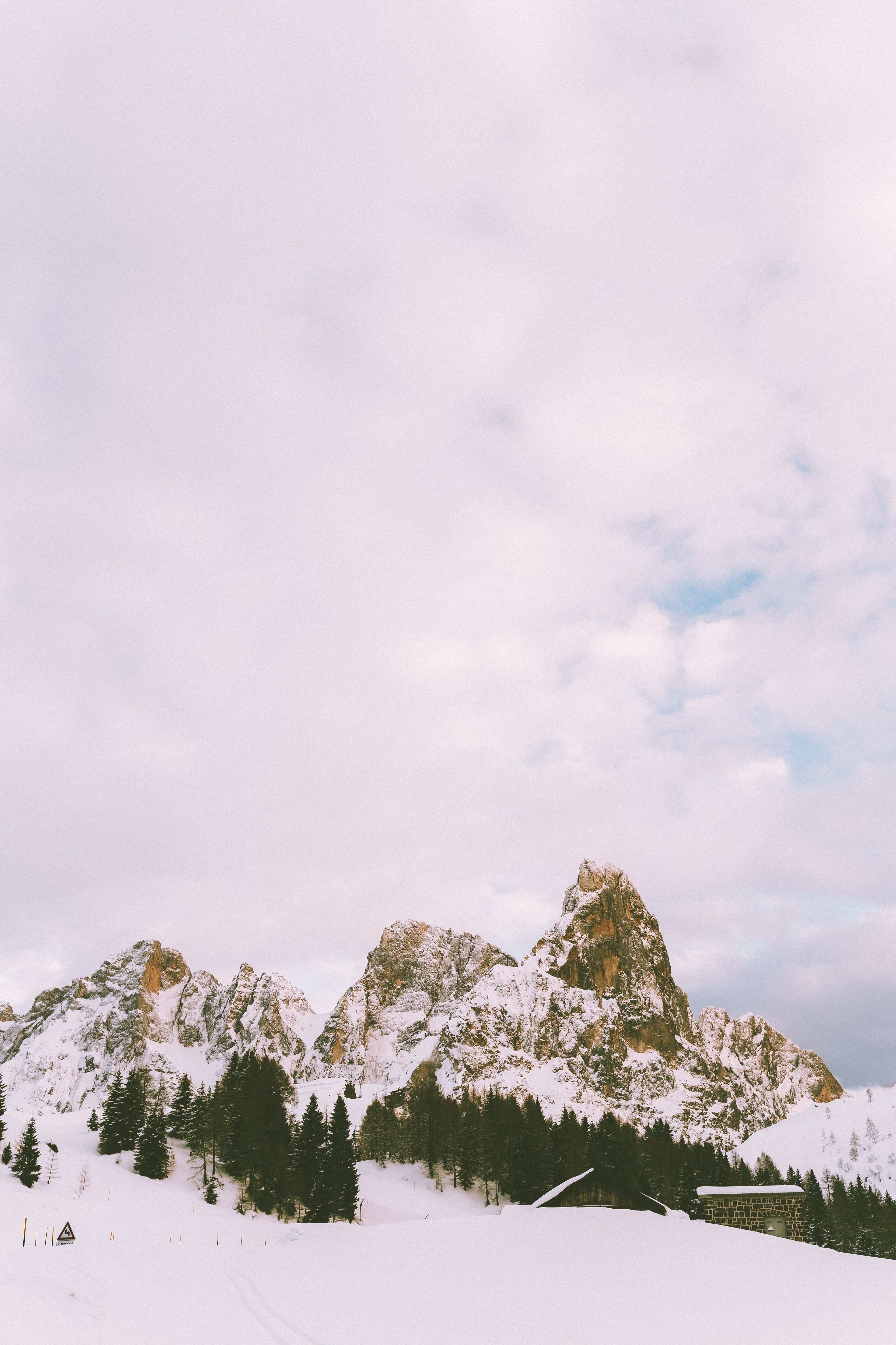 Felsgipfel, Schnee, Winterlandschaft, Bewölkt, Hell, QHD+, Hintergrundbild fürs Handy