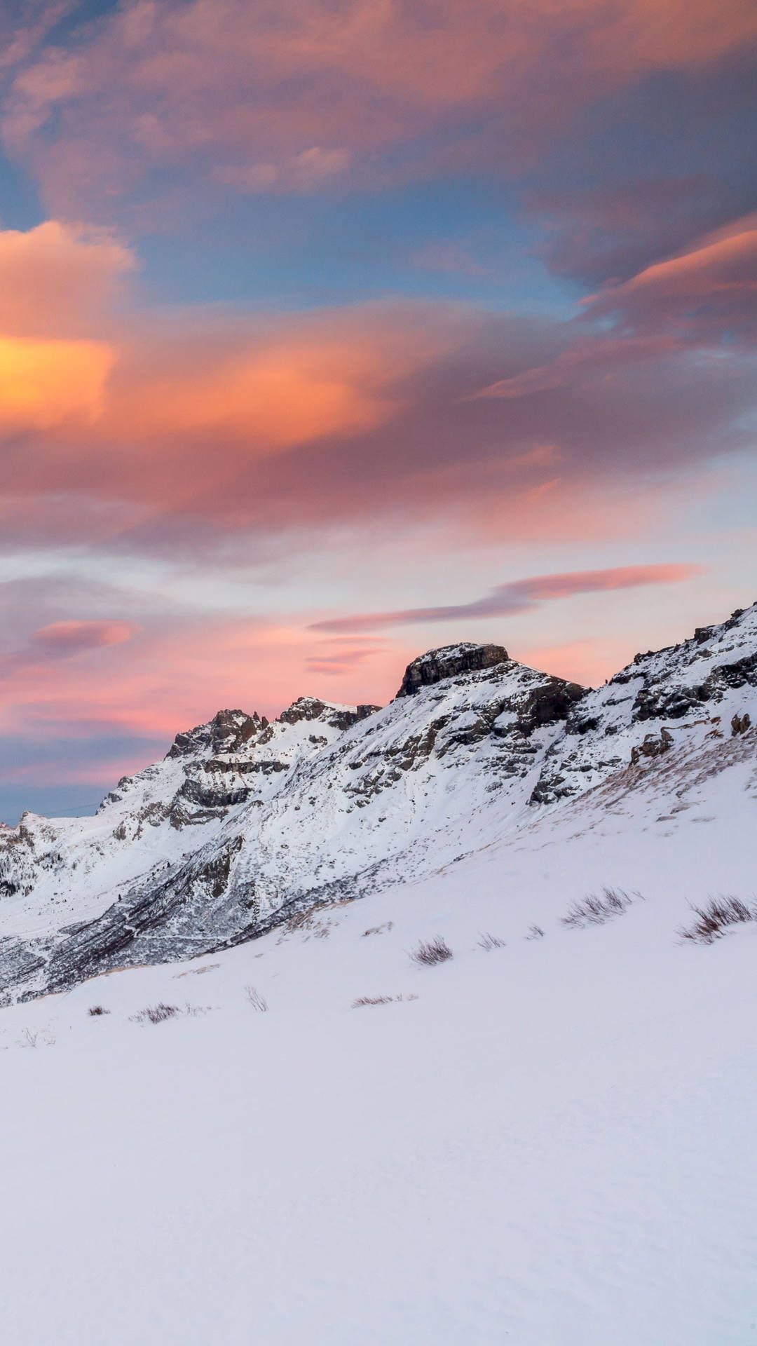 Verschneiter Berg, Abendrot, Wolken, Winter, Full HD, Sperrbildschirm fürs iPhone
