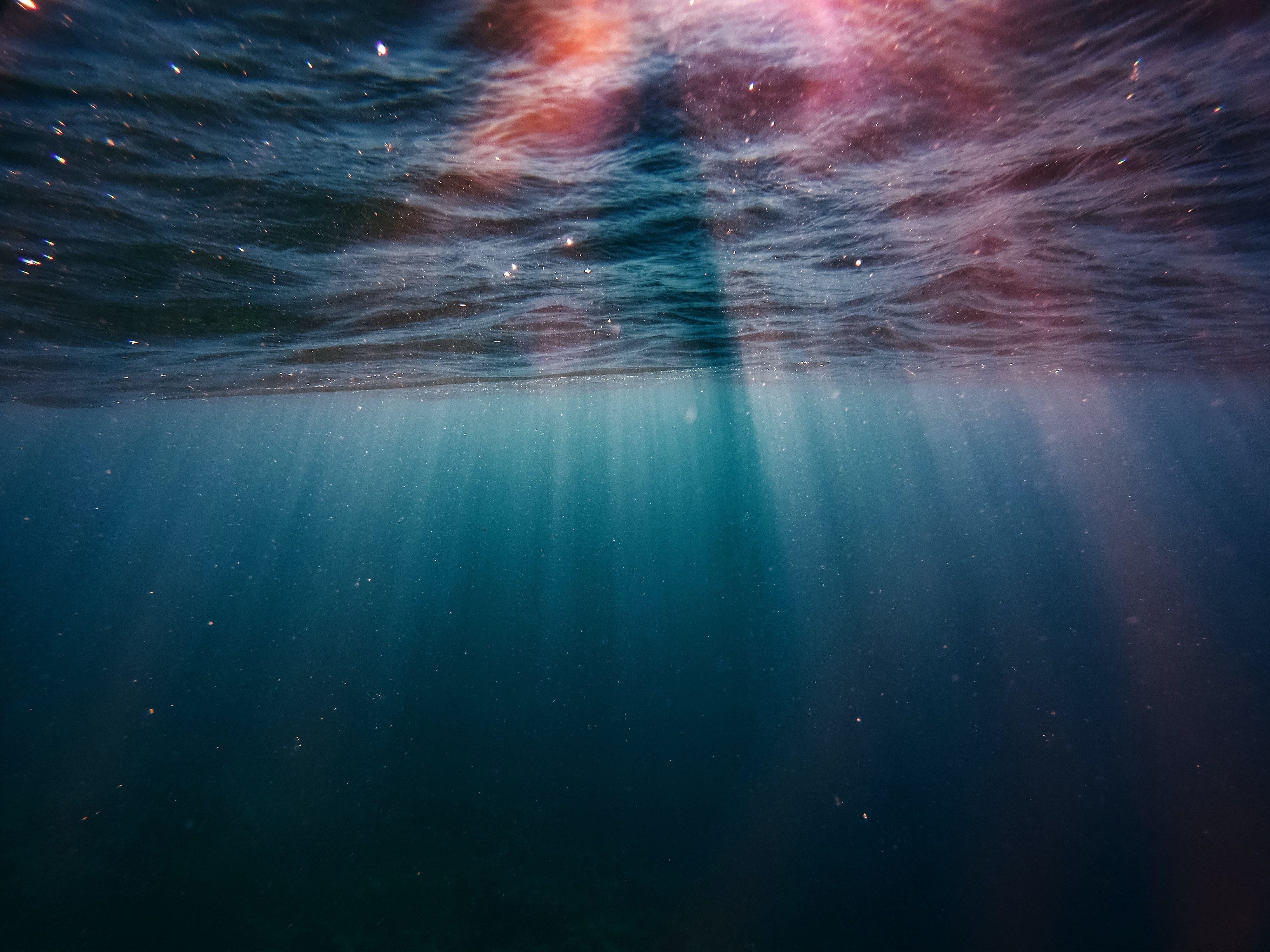 Unterwasser, Lichtstrahlen, Ozean, Tiefsee, Blau, 4K, iPad-Hintergrundbild