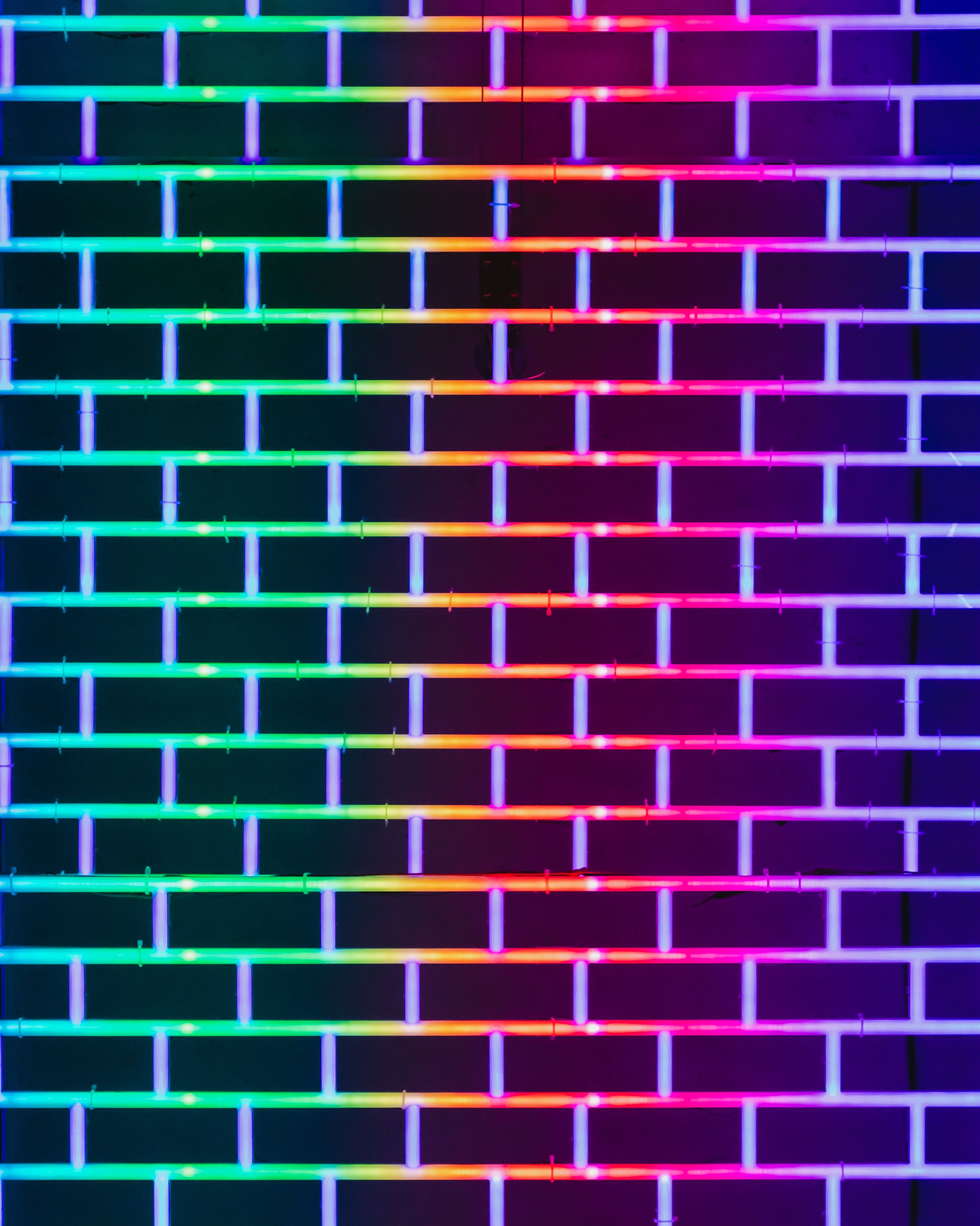 Ziegelwand, Regenbogenfarben, Leuchtende Fugen, Muster, Hintergrundbild für iPad und Tablet