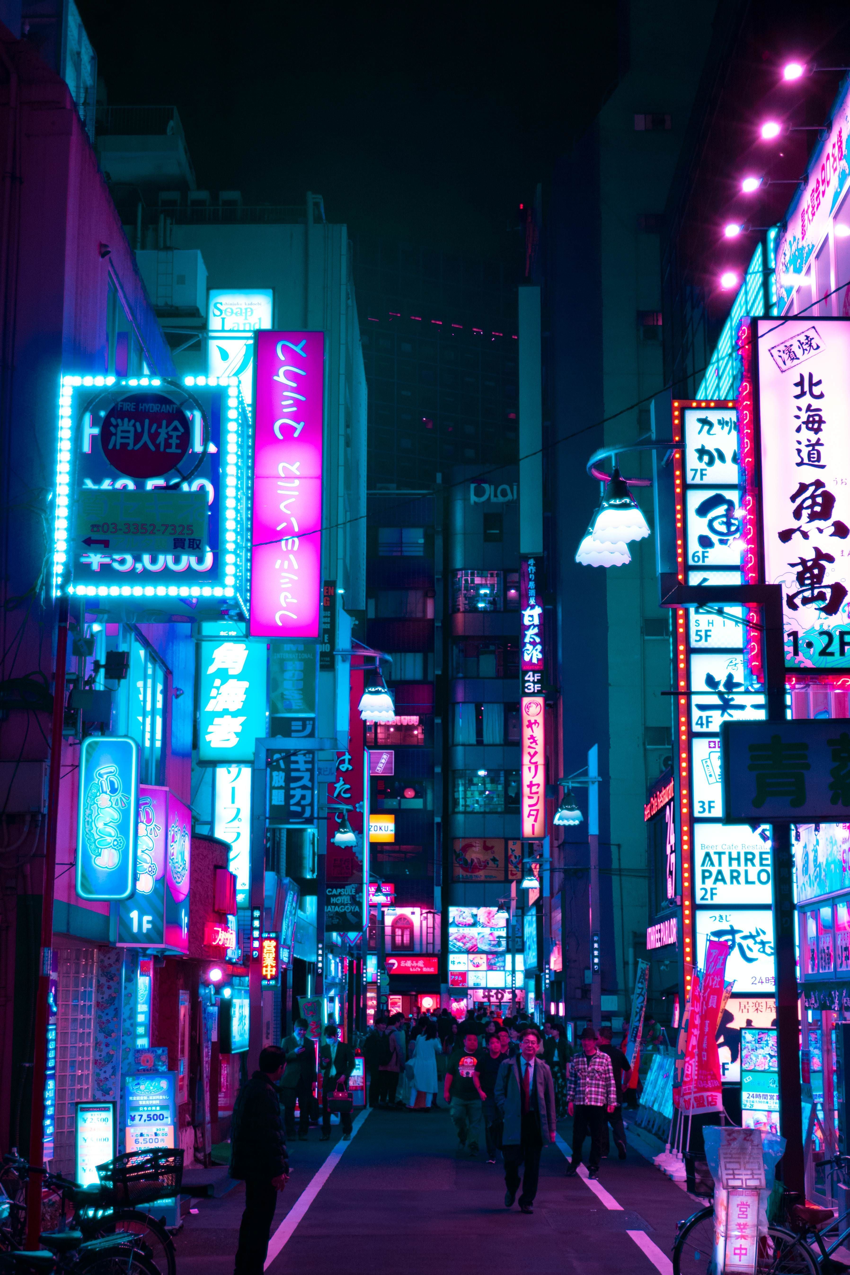 Straße, Leuchtreklamen, Nacht, Asiatische Stadt, Pink, Türkis, QHD+, iPhone-Hintergrundbild