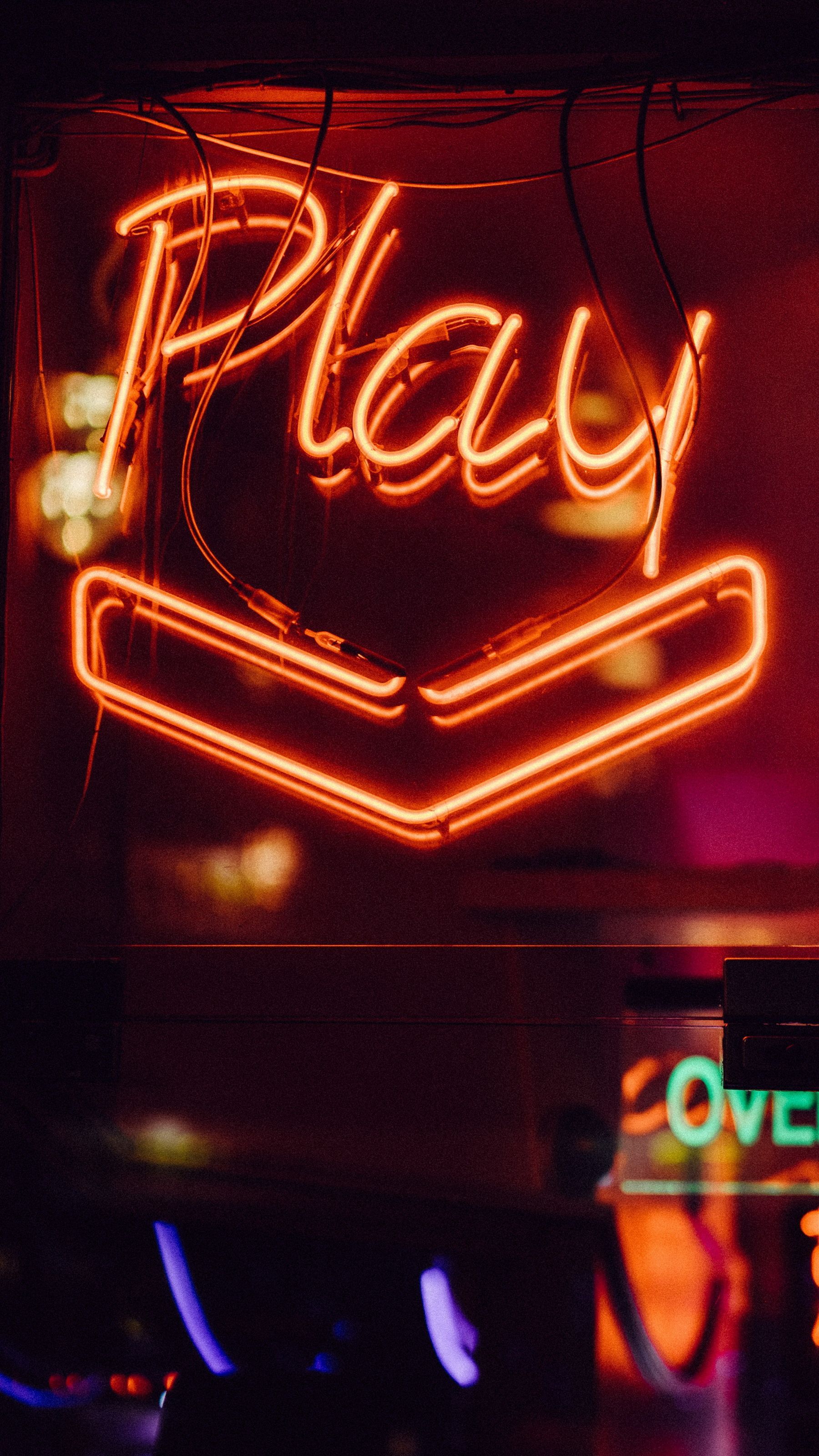 Play, Neonschild, Pfeil, Orange-Rot, Nacht, QHD+, Hintergrundbild fürs Handy
