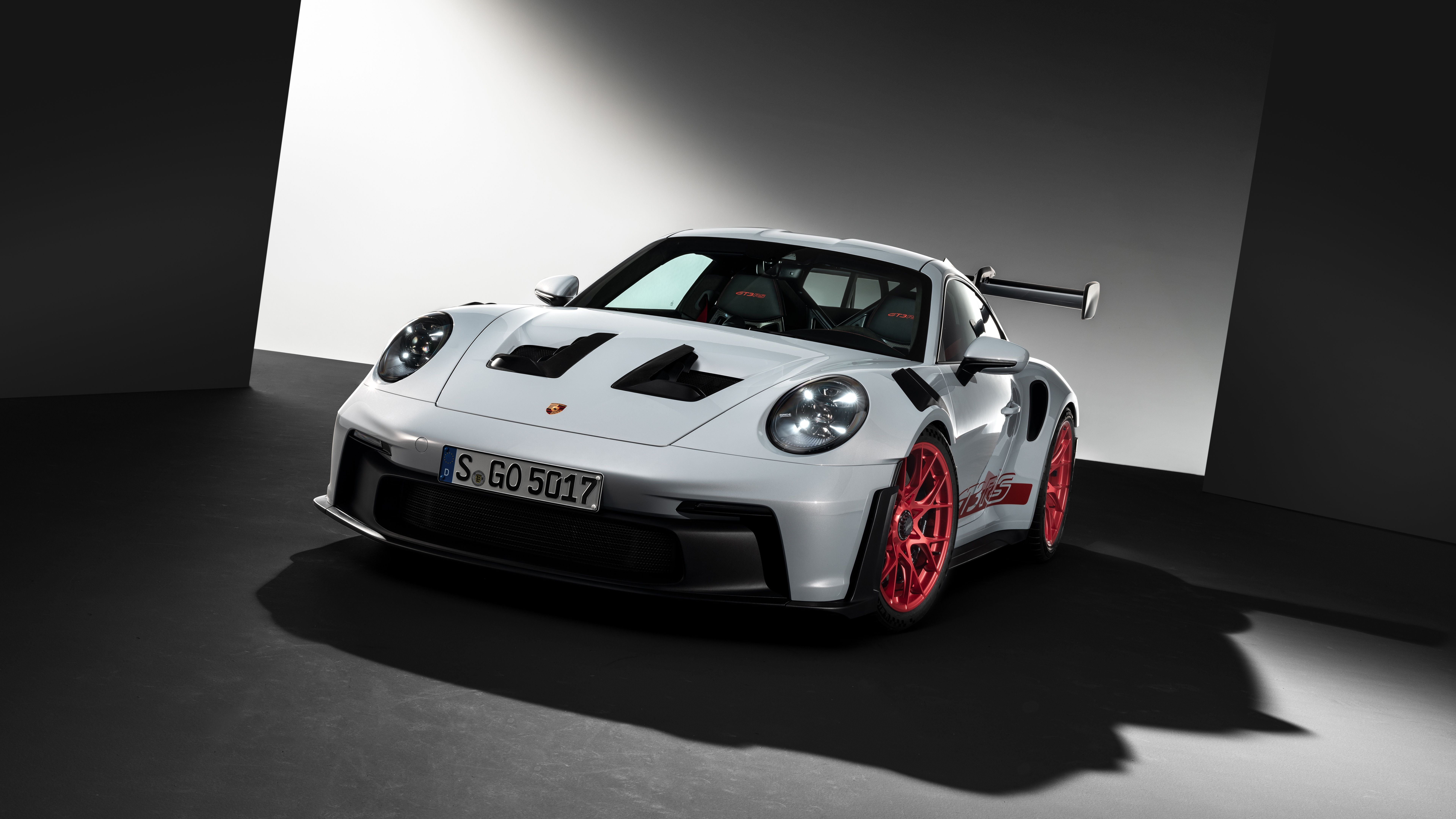 Porsche 911 GT3 RS, 992, Weißer Supersportwagen, Rote Felgen, Studio, Schwarz-Weiß, 8K-Hintergrundbild