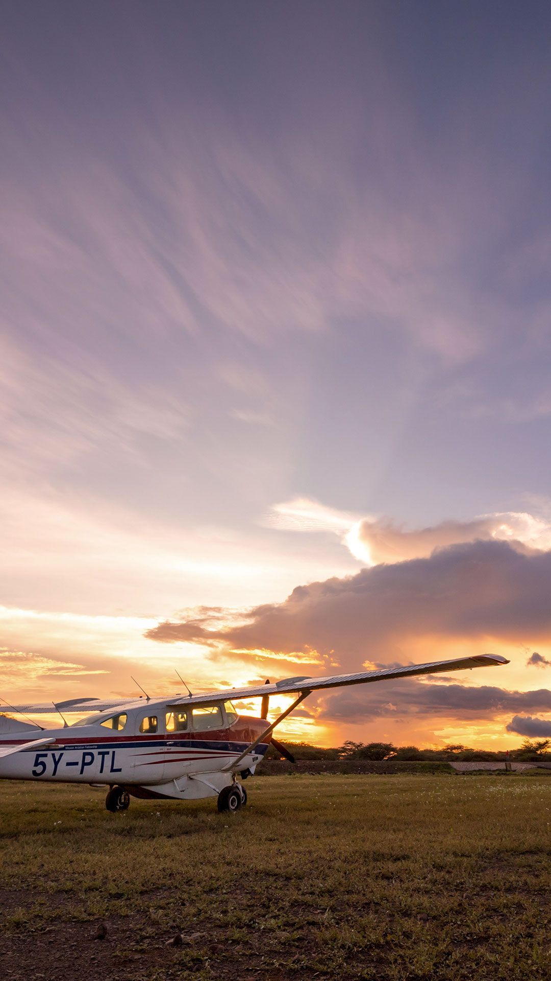 Cessna, Kleinflugzeug, Flugplatz, Abendhimmel, Hochformat, Full HD, iPhone-Hintergrundbild