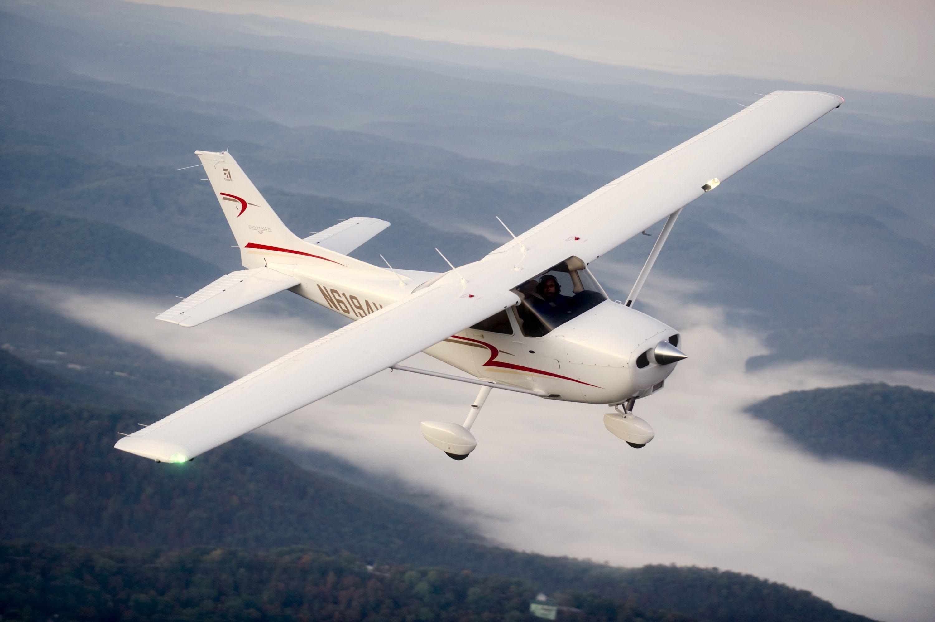 Cessna 182 Skylane, Im Flug, Wolken, Wald, Luftaufnahme, 2K, Desktop-Hintergrund