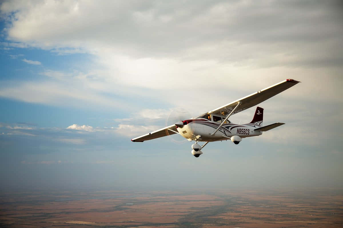 Cessna 172, Im Flug, Wolken, Weite Landschaft, Kleinflugzeug, Hintergrundbild