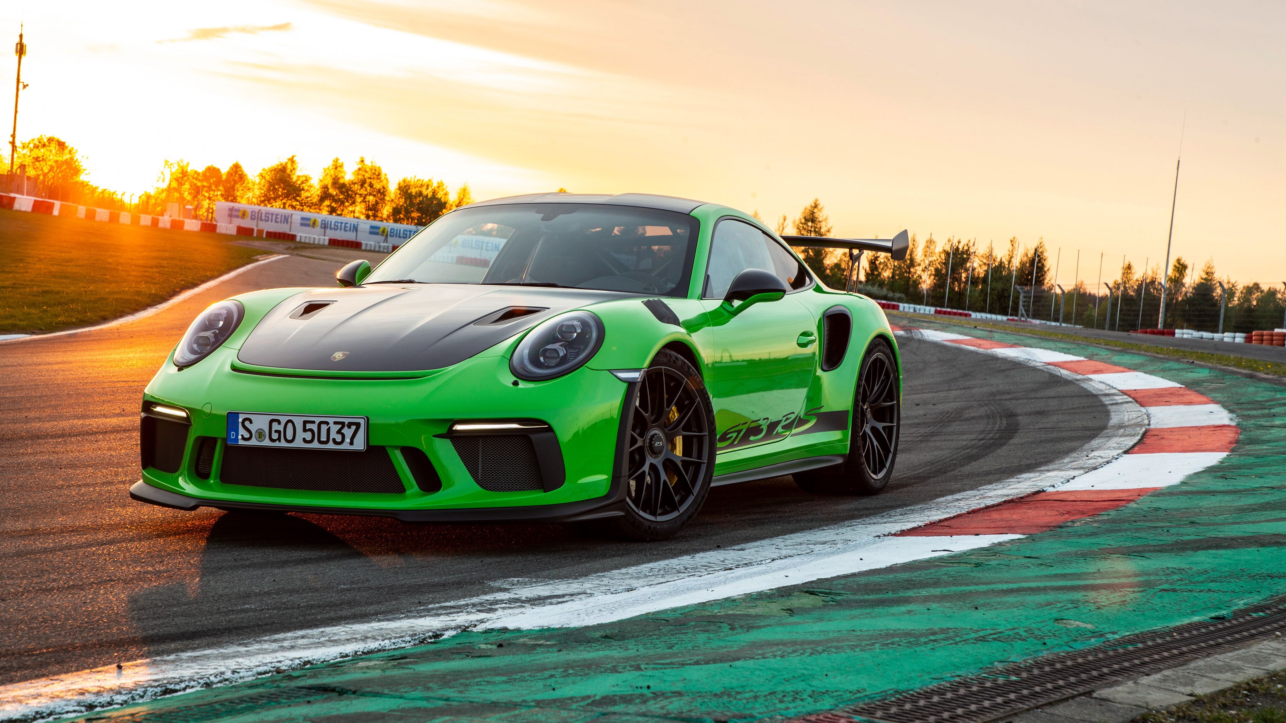 Porsche 911 GT3 RS, Lizardgrün, Rennstrecke, Curbs, Sonnenuntergang, 4K, Windows-Hintergrundbild