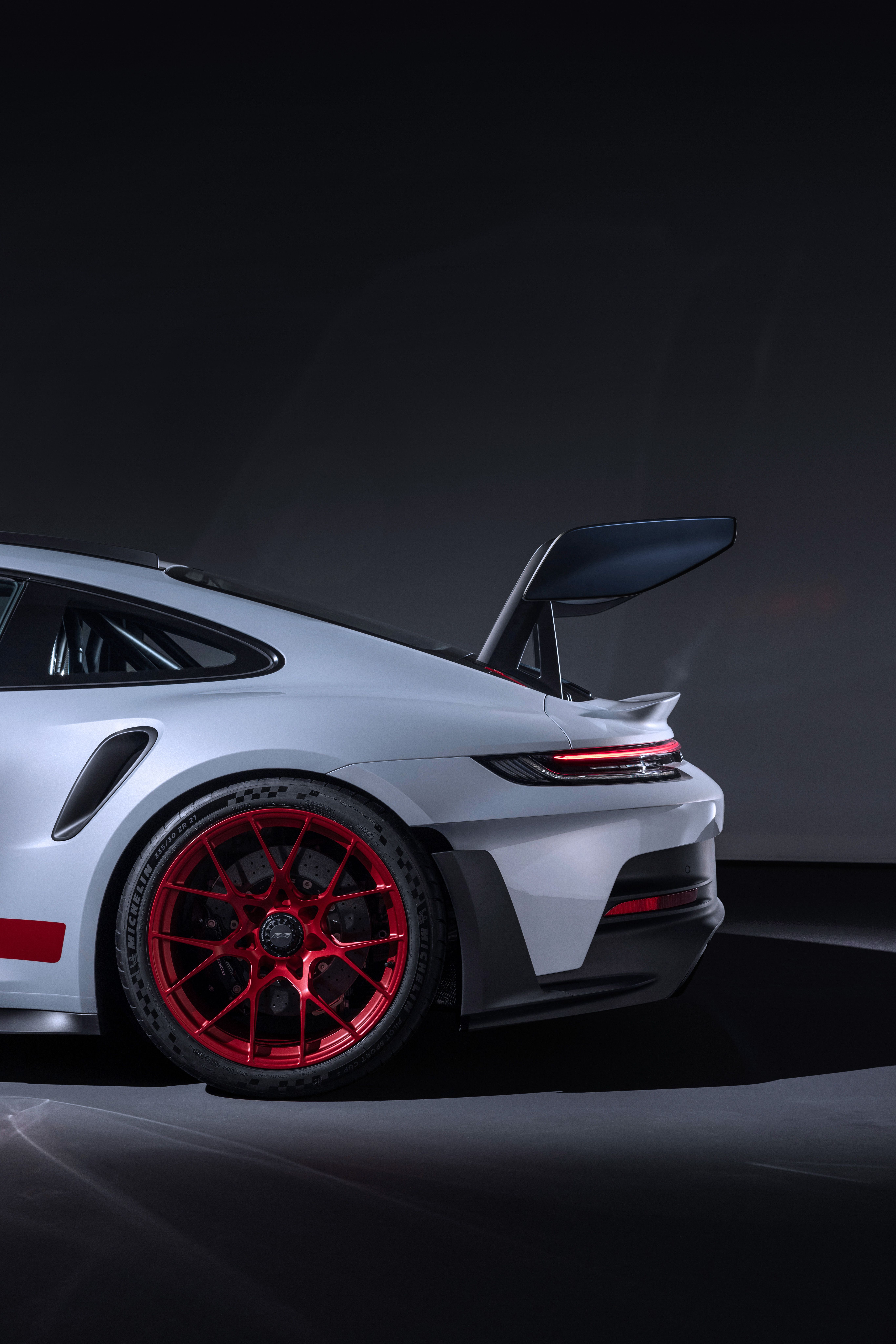 Porsche 911 GT3 RS, Silberner Sportwagen, Rote Felgen, Heckflügel, Dunkler Hintergrund, QHD+ Wallpaper