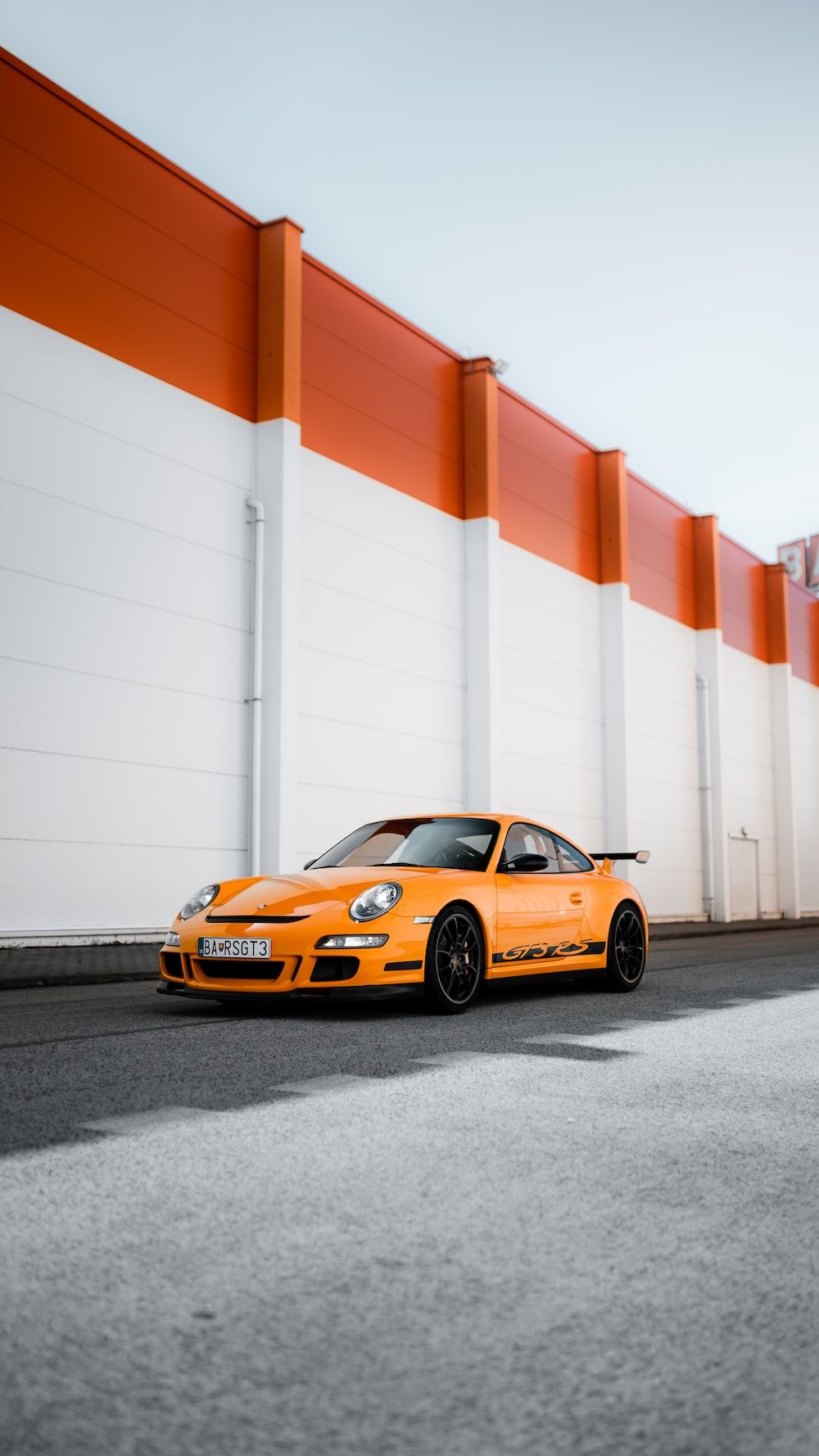 Porsche 911 GT3 RS, 997, Orange, Weiße Wand, Asphalt, HD, Hintergrundbild fürs Handy