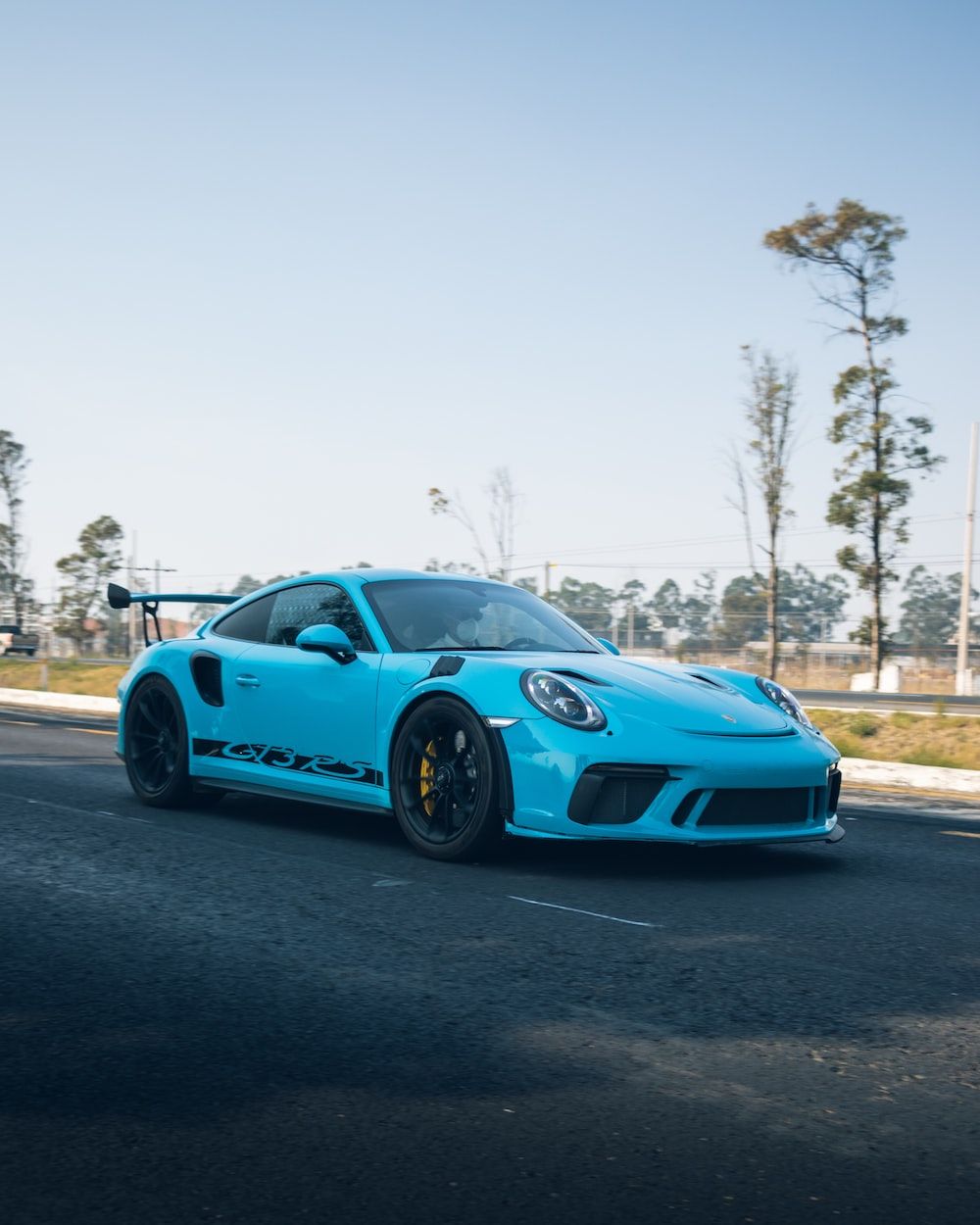 Porsche 911 GT3 RS, Hellblau, Kahle Bäume, Blauer Himmel, Hintergrundbild fürs Tablet
