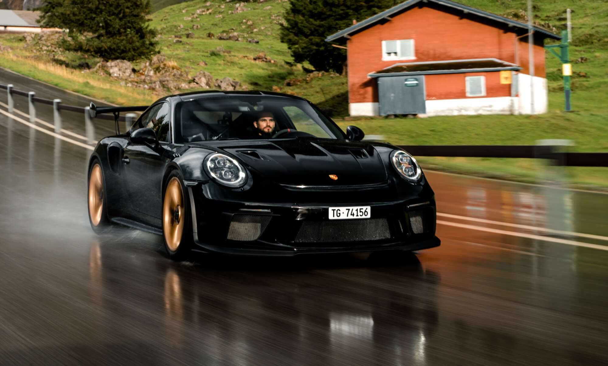 Porsche 911 GT2 RS, Schwarzer Sportwagen, Goldene Felgen, Nasse Straße, Holzhaus, Full-HD-Hintergrundbild